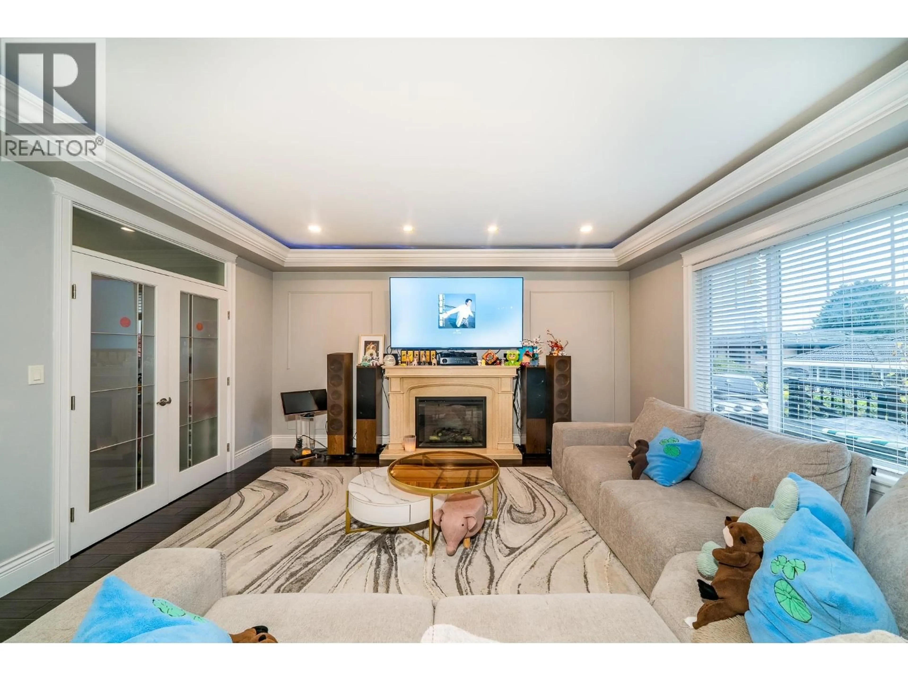 Living room with furniture, unknown for 5007 HARDWICK STREET, Burnaby British Columbia V5G1P8