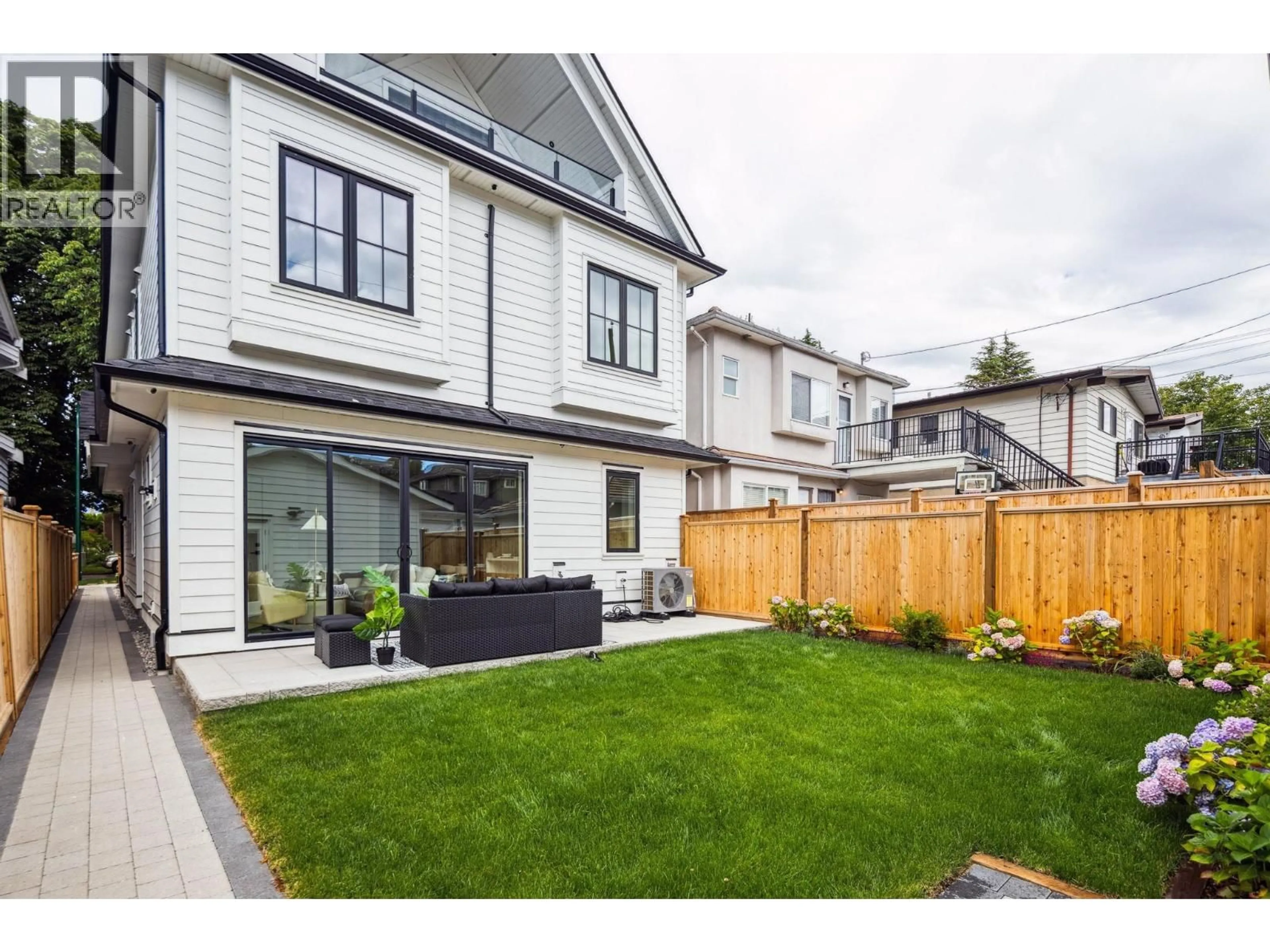 Patio, street for 2 - 250 39TH AVENUE, Vancouver British Columbia V5W1K2