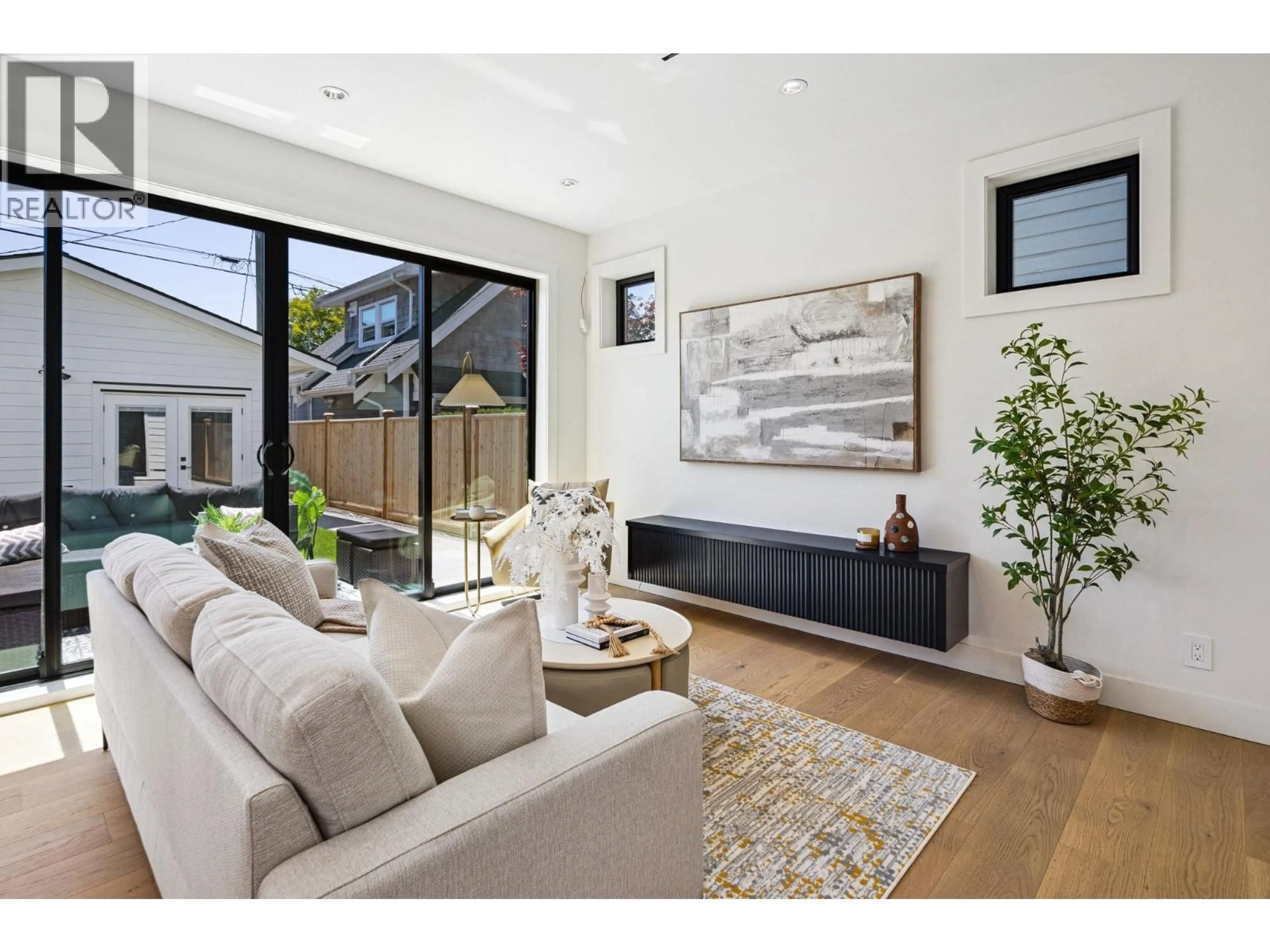 Living room with furniture, unknown for 2 - 250 39TH AVENUE, Vancouver British Columbia V5W1K2