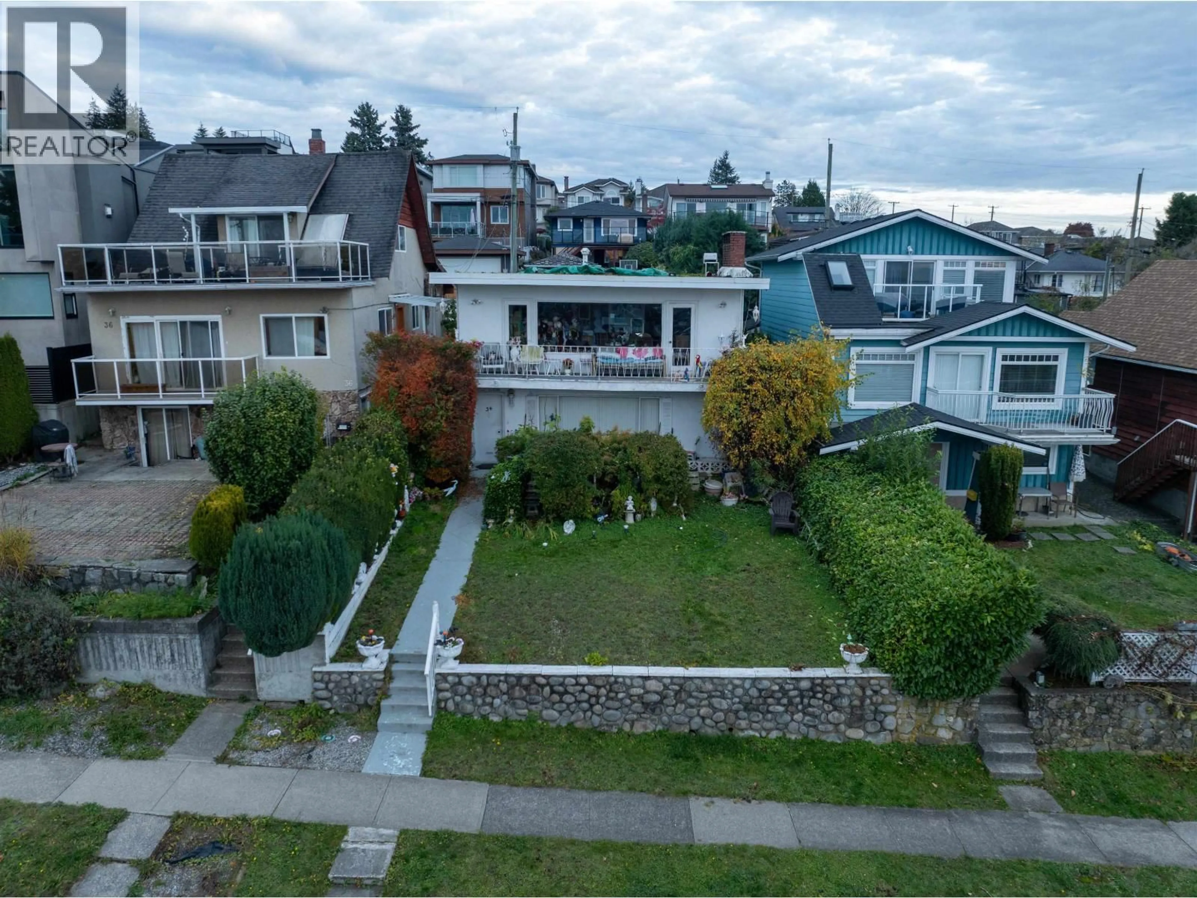 A pic from outside/outdoor area/front of a property/back of a property/a pic from drone, unknown for 34 HYTHE AVENUE, Burnaby British Columbia V5B1G4