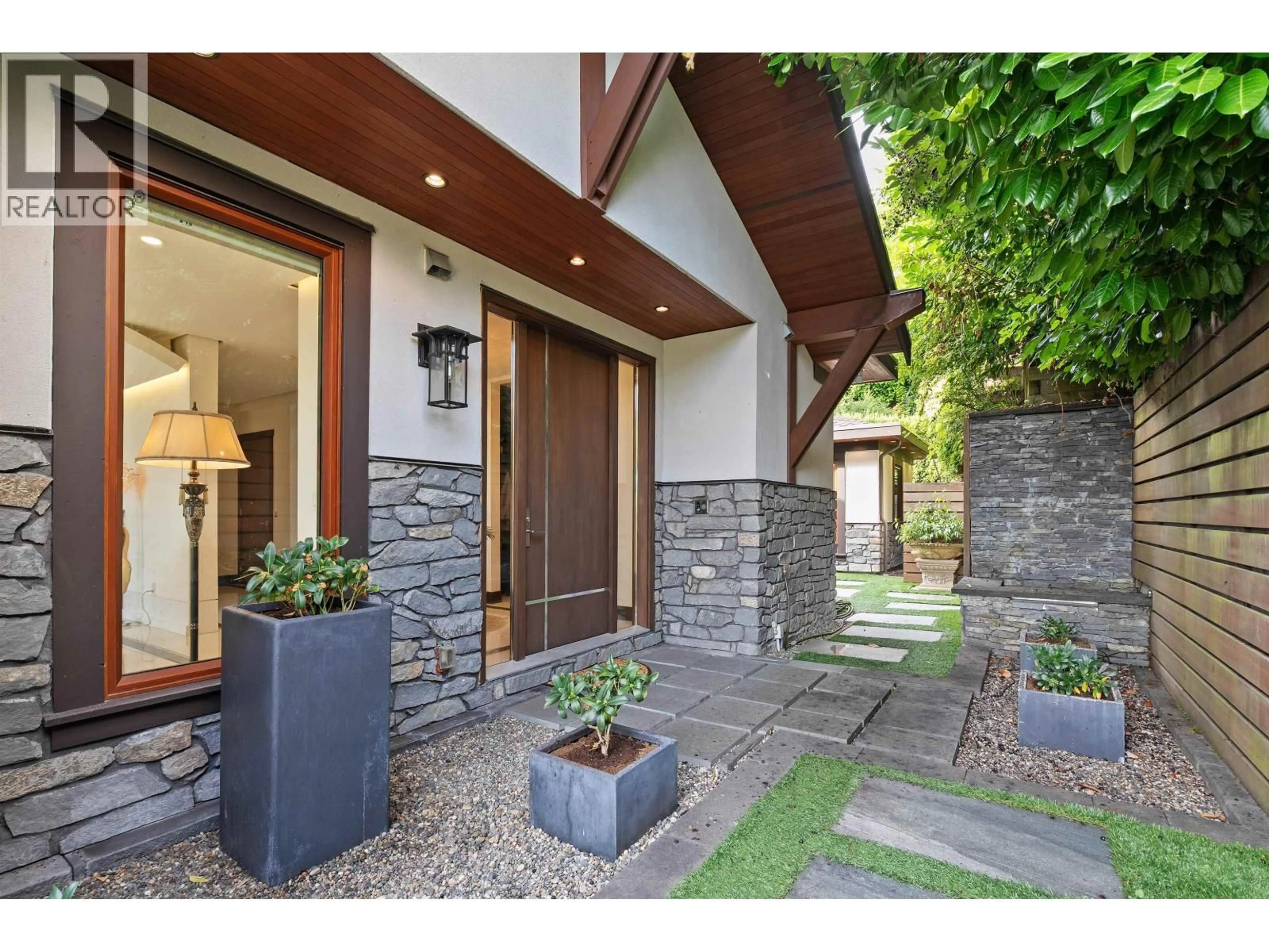 Indoor entryway for 2643 NELSON AVENUE, West Vancouver British Columbia V7V2R8