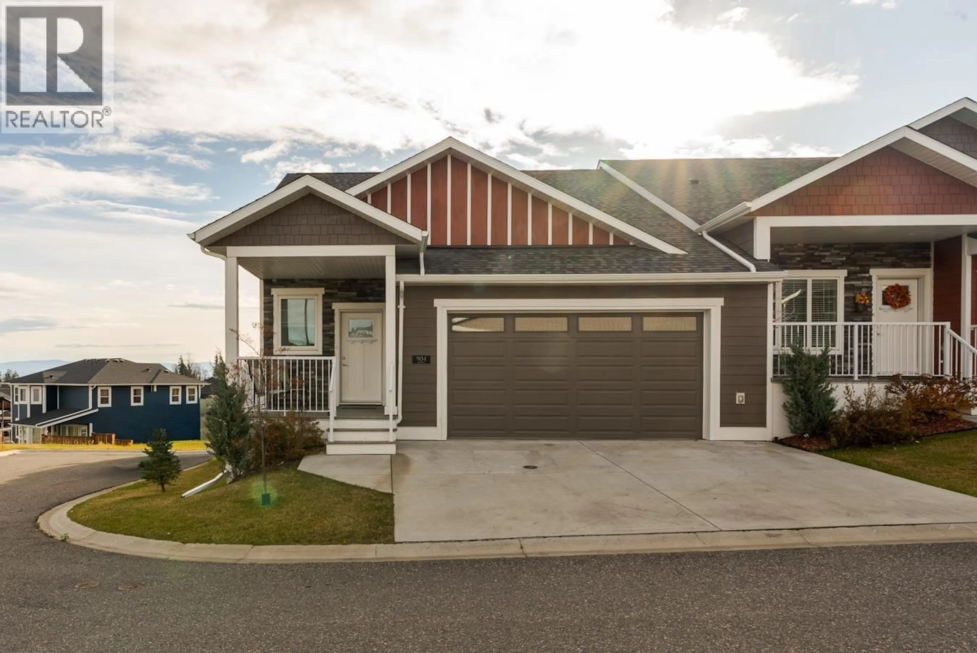 Home with vinyl exterior material, street for 904 - 2425 ROWE STREET, Prince George British Columbia V2N0J3