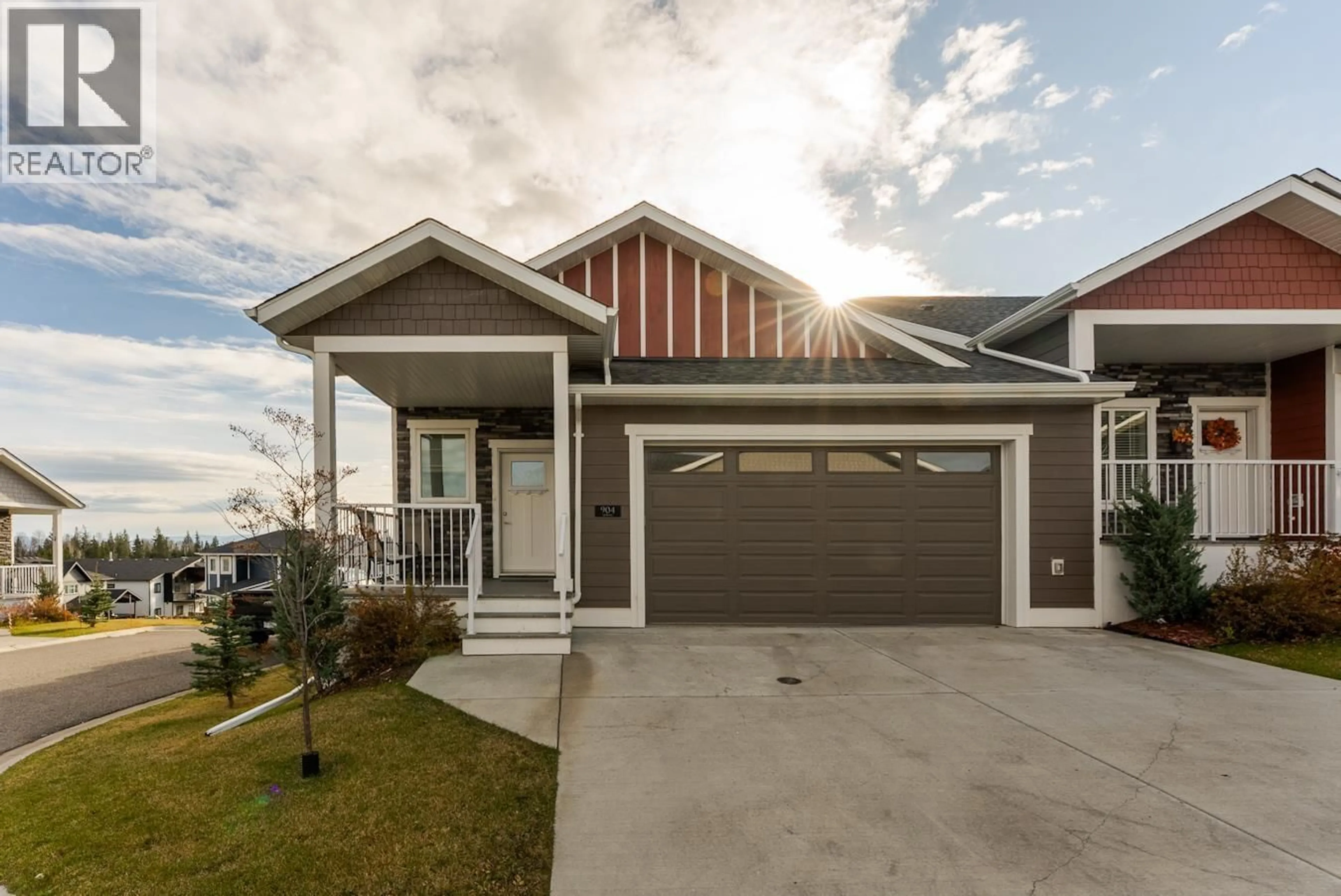 Home with vinyl exterior material, street for 904 - 2425 ROWE STREET, Prince George British Columbia V2N0J3