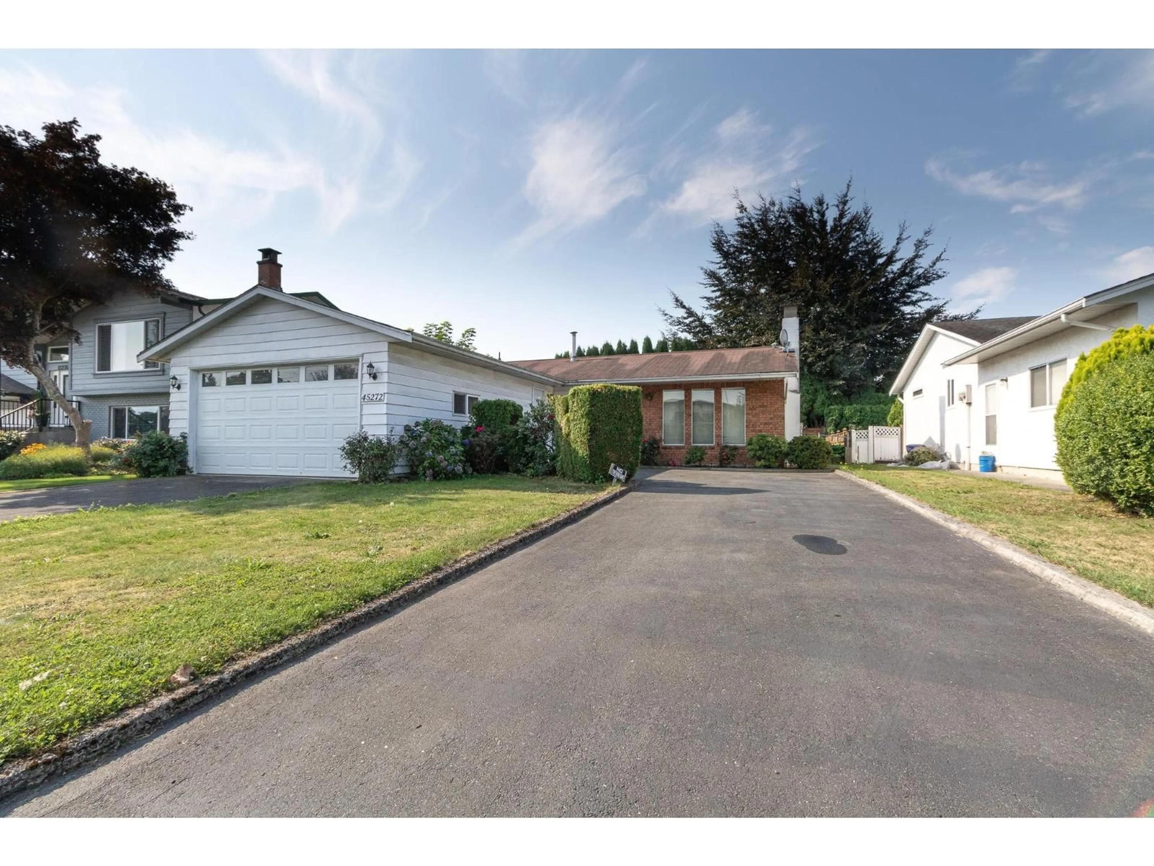 A pic from outside/outdoor area/front of a property/back of a property/a pic from drone, street for 45272 LENORA CRESCENT, Chilliwack British Columbia V2P7C4