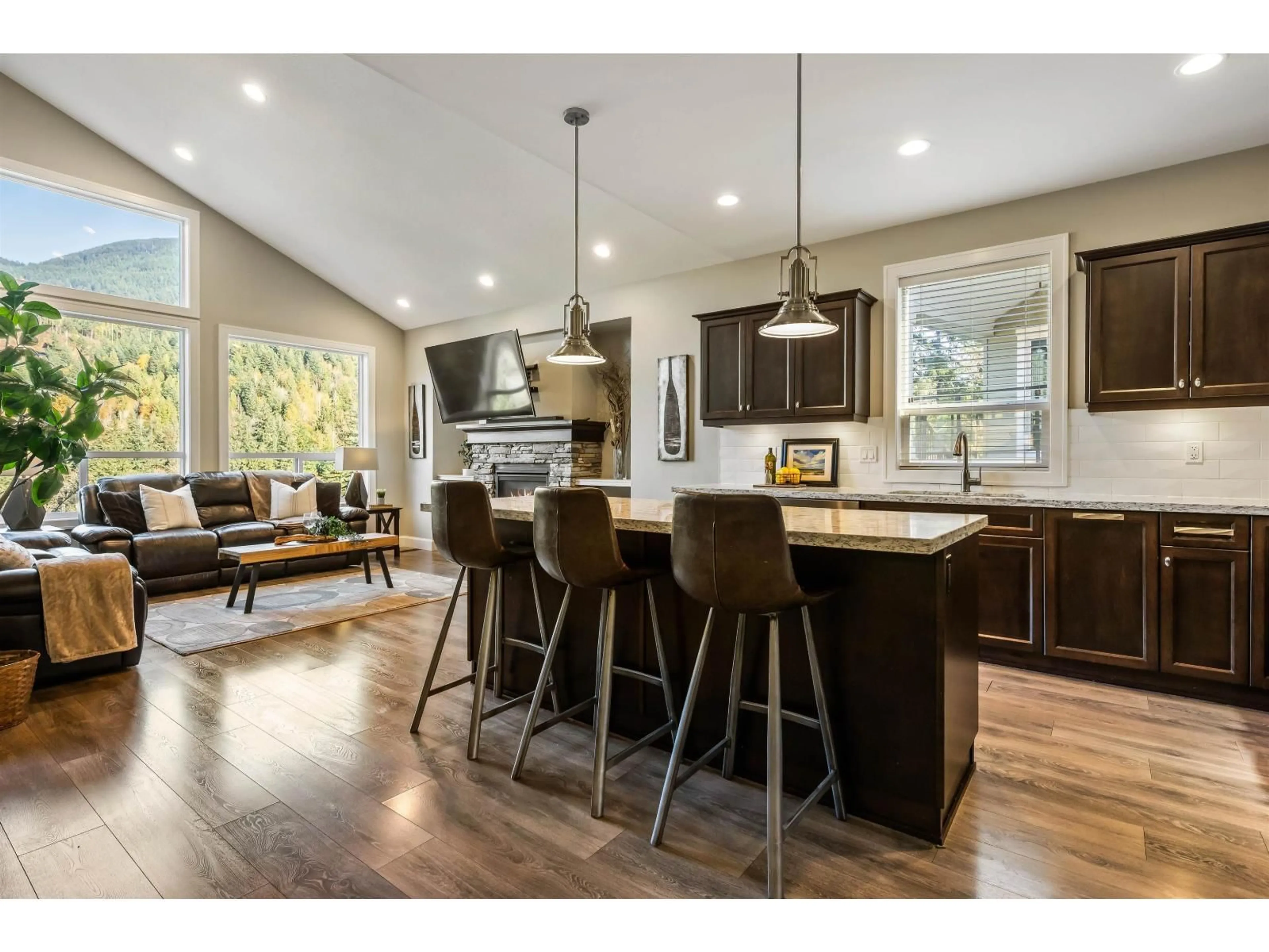 Open concept kitchen, wood/laminate floor for 4 - 1911 WOODSIDE BOULEVARD, Agassiz British Columbia V0M1A1