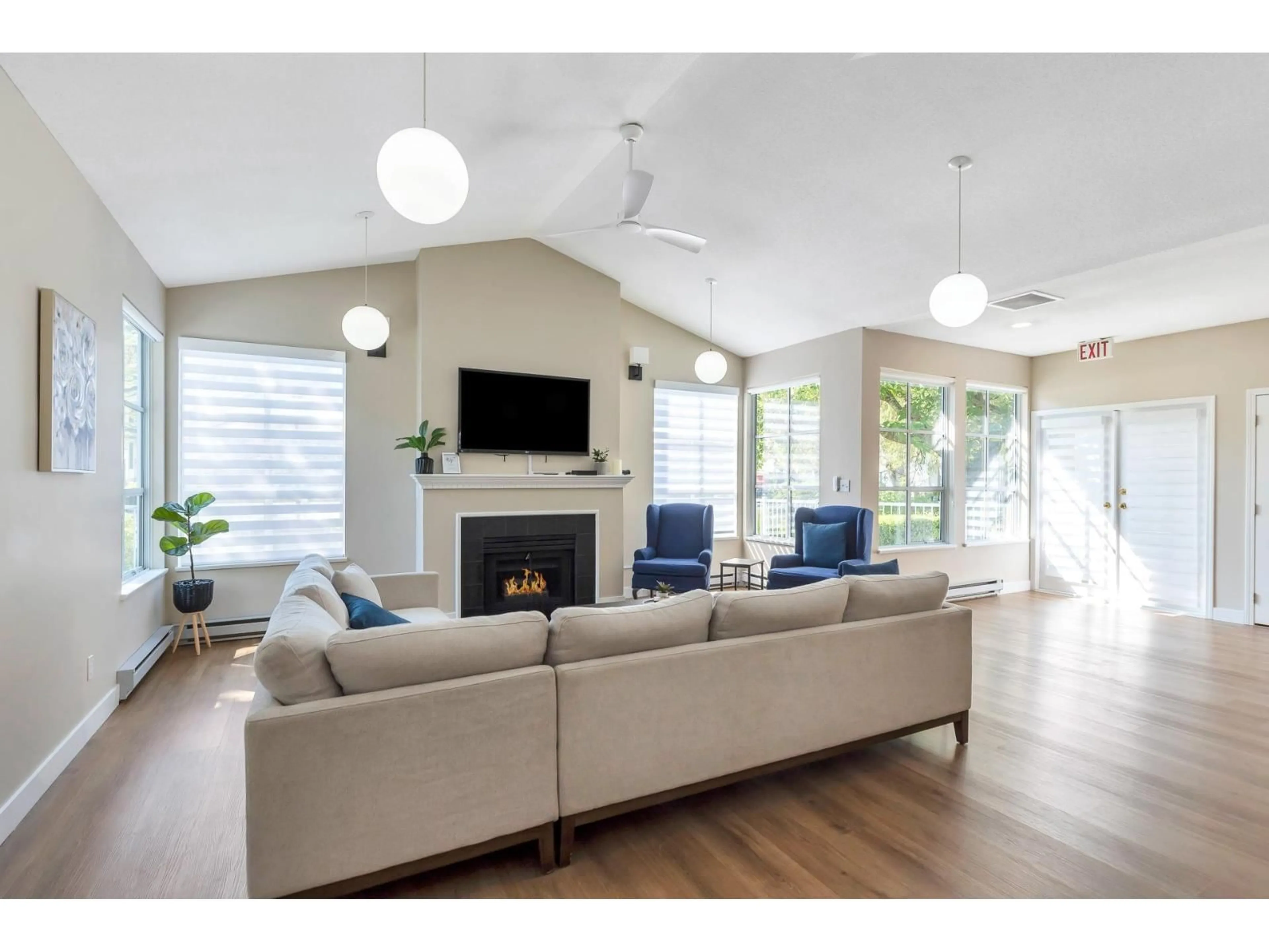 Living room with furniture, wood/laminate floor for 21 - 10038 150 STREET, Surrey British Columbia V3R0M8