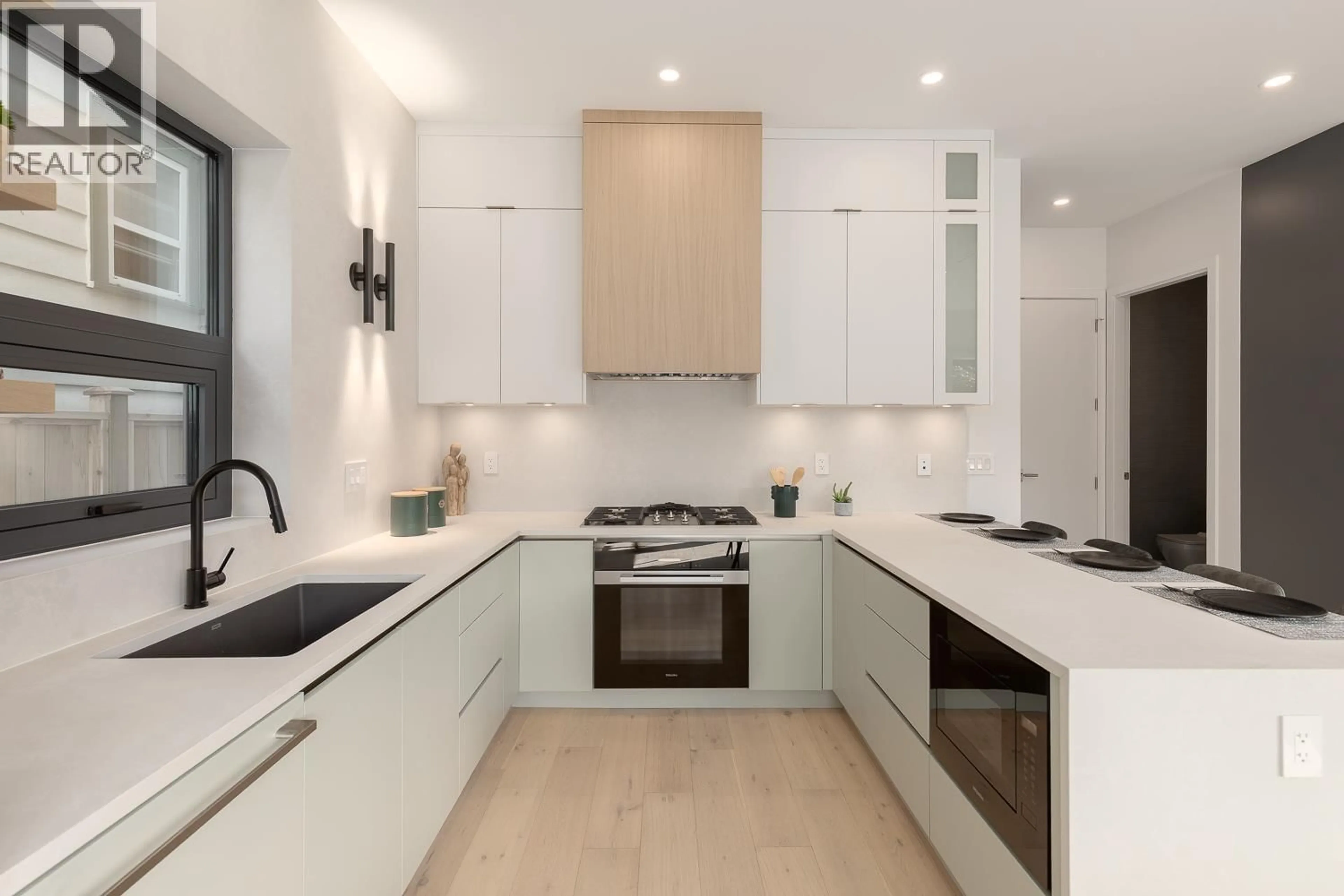 Contemporary kitchen, unknown for 2 - 3186 11TH AVENUE, Vancouver British Columbia V6K2M7