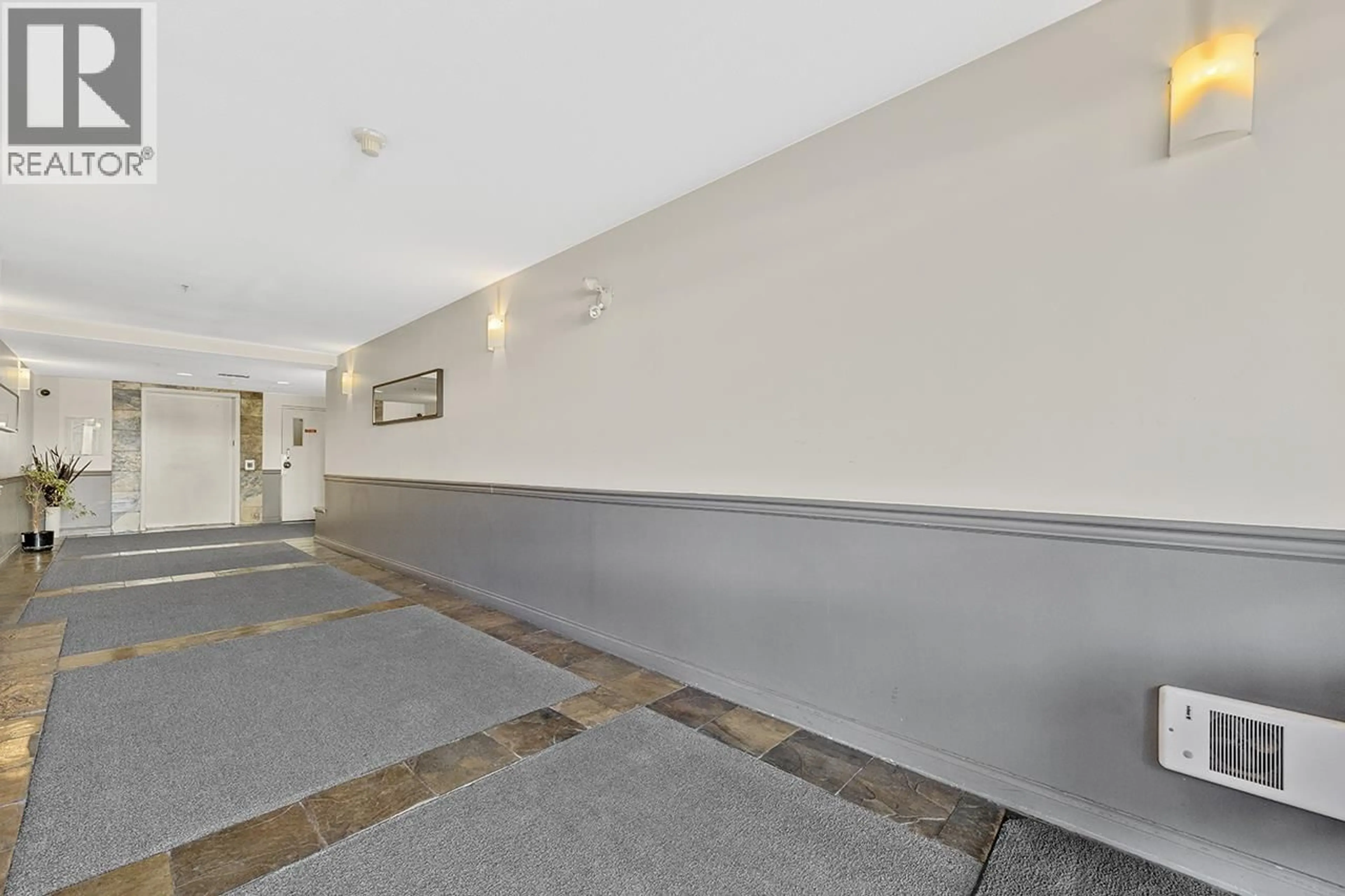 Indoor foyer for 211 - 868 KINGSWAY, Vancouver British Columbia V5V3C3