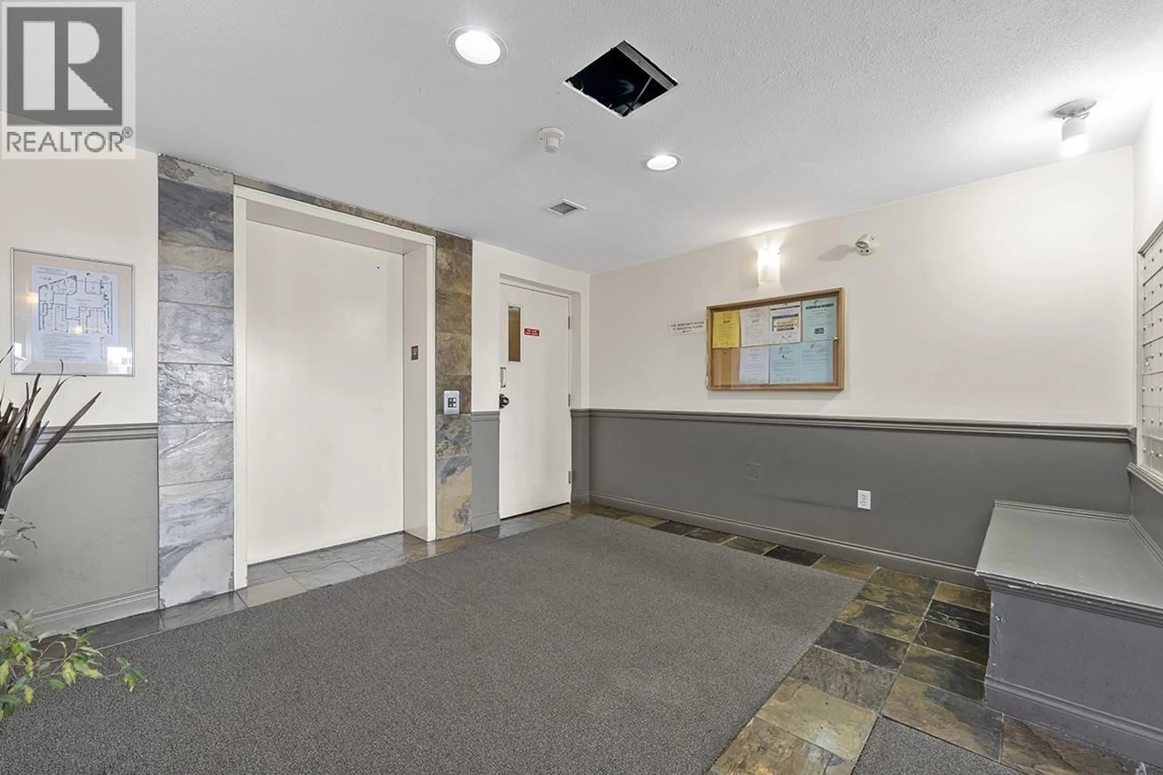 Indoor foyer for 211 - 868 KINGSWAY, Vancouver British Columbia V5V3C3