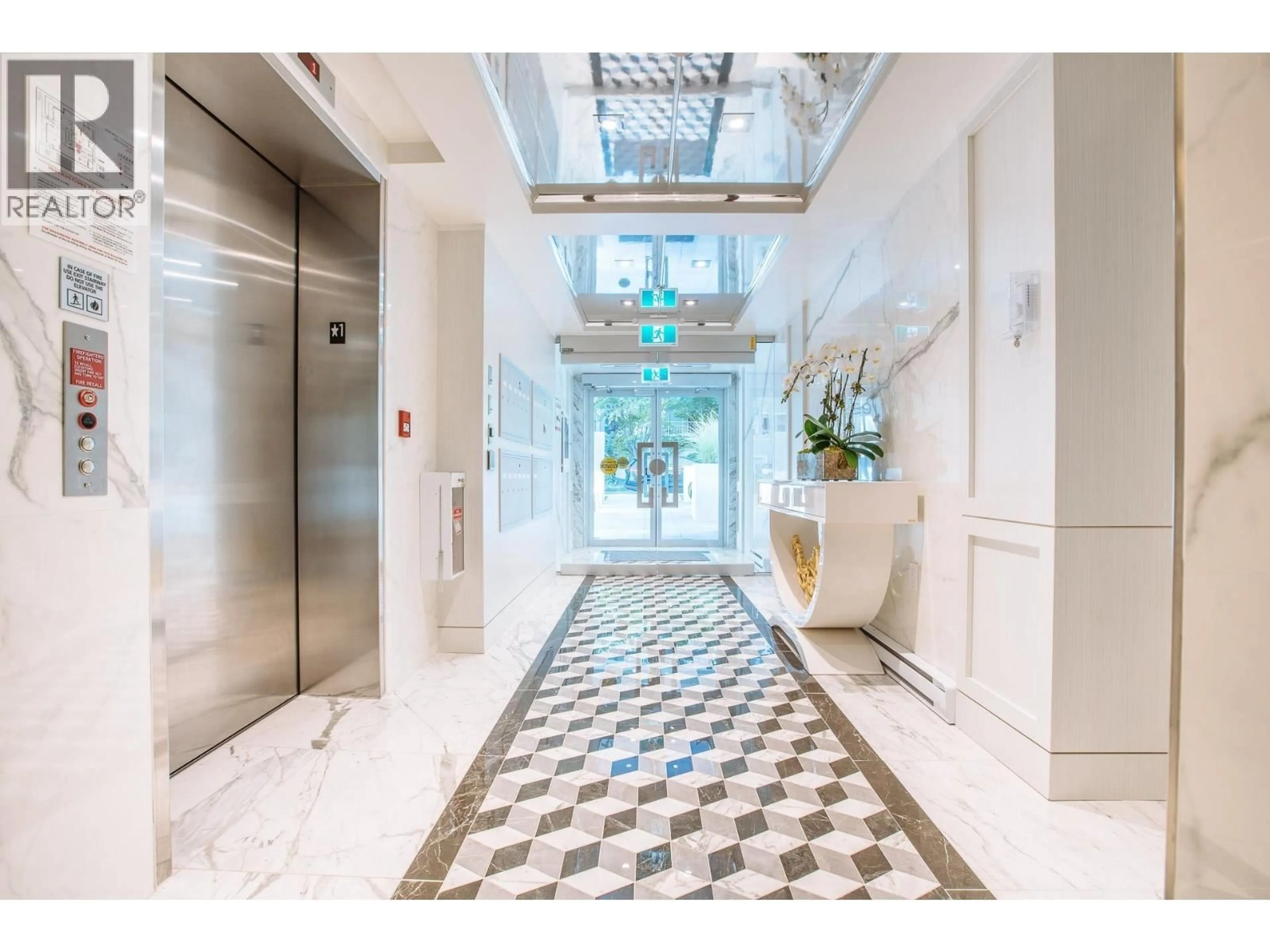 Indoor foyer for 303 - 2239 7TH AVENUE, Vancouver British Columbia V6K1Y3