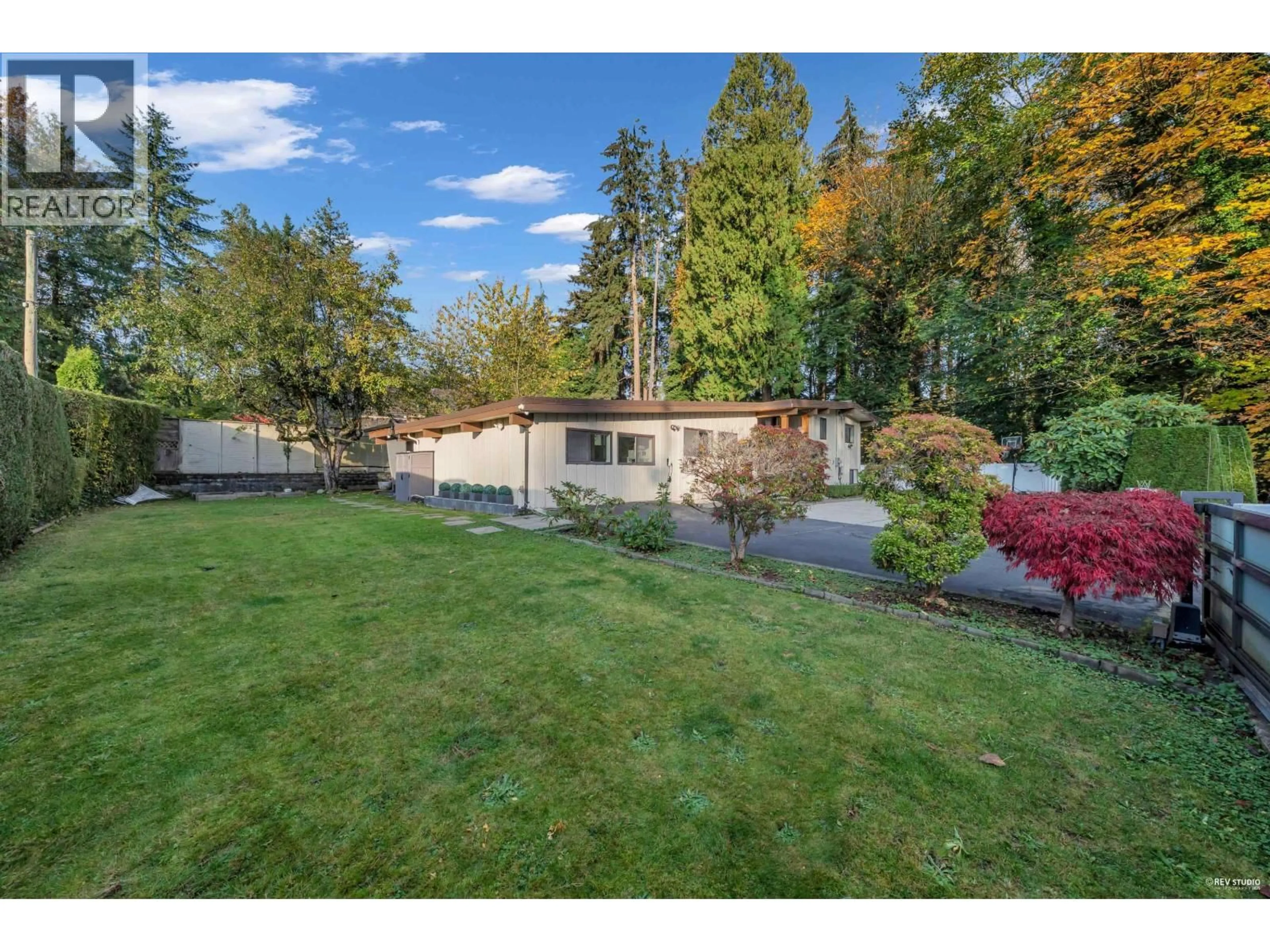 A pic from outside/outdoor area/front of a property/back of a property/a pic from drone, unknown for 475 NEWLANDS ROAD, West Vancouver British Columbia V7T1W3