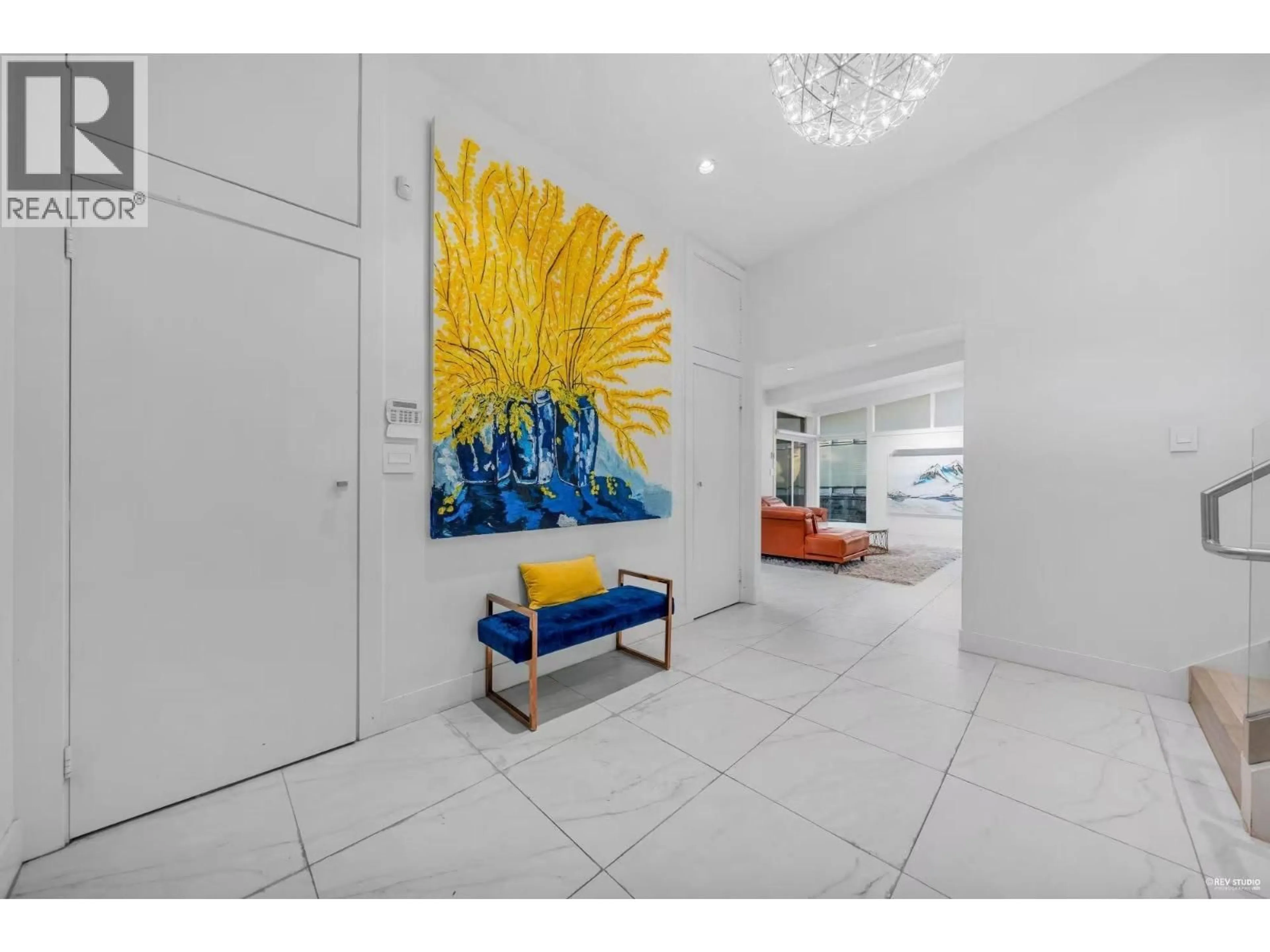 Indoor foyer for 475 NEWLANDS ROAD, West Vancouver British Columbia V7T1W3