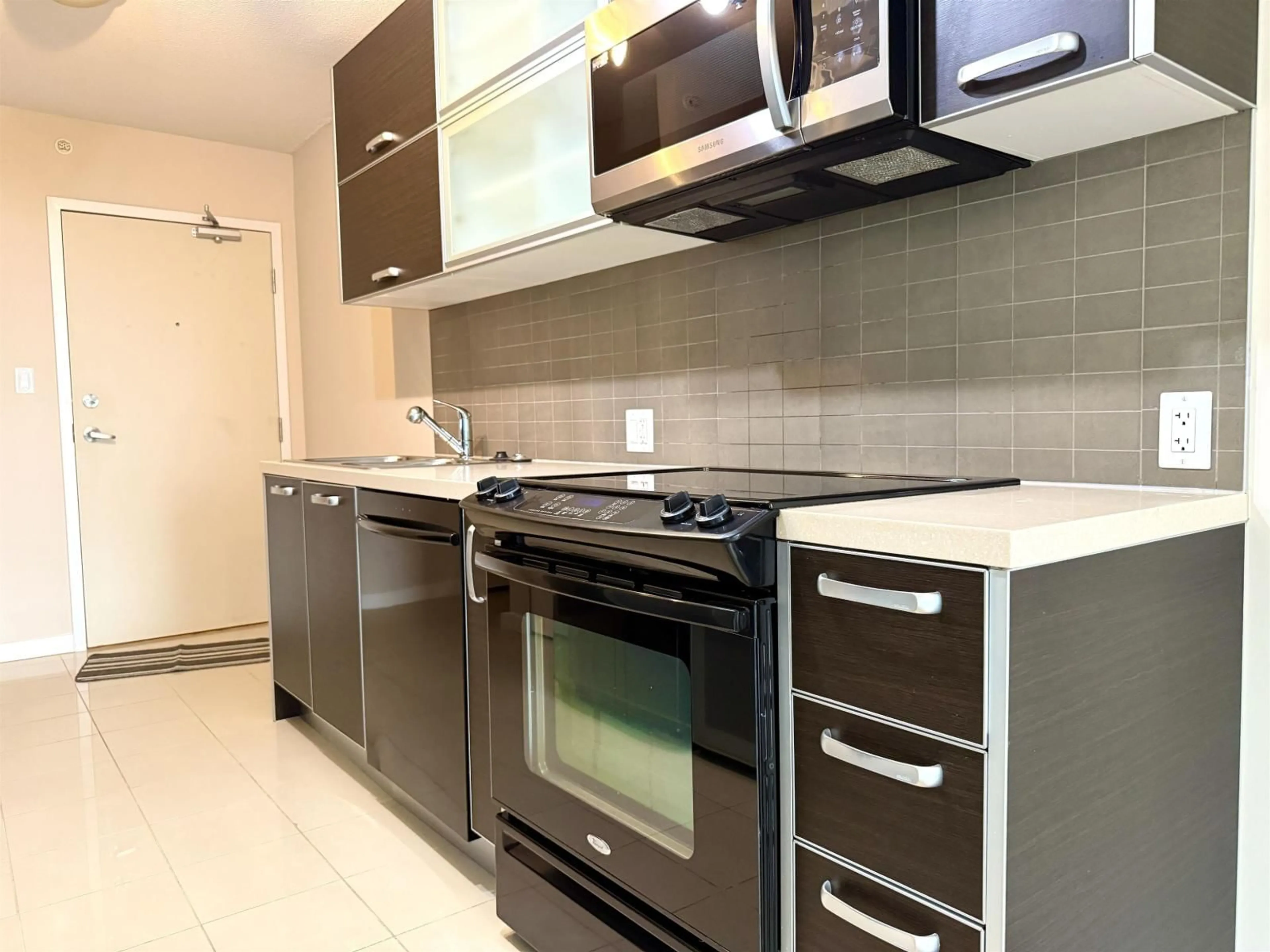 Standard kitchen, unknown for 1105 - 9981 WHALLEY, Surrey British Columbia V3T0G6