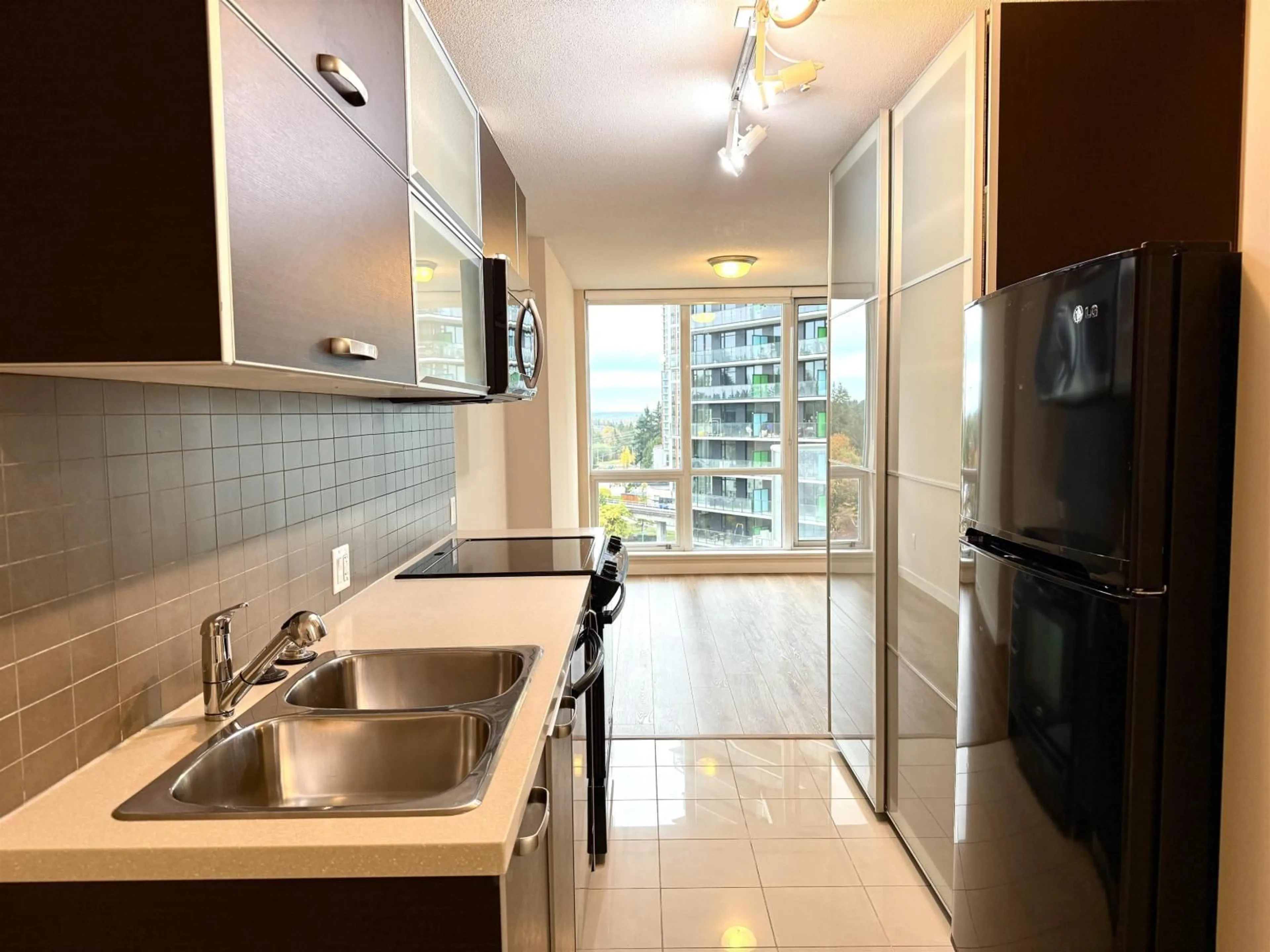 Standard kitchen, unknown for 1105 - 9981 WHALLEY, Surrey British Columbia V3T0G6