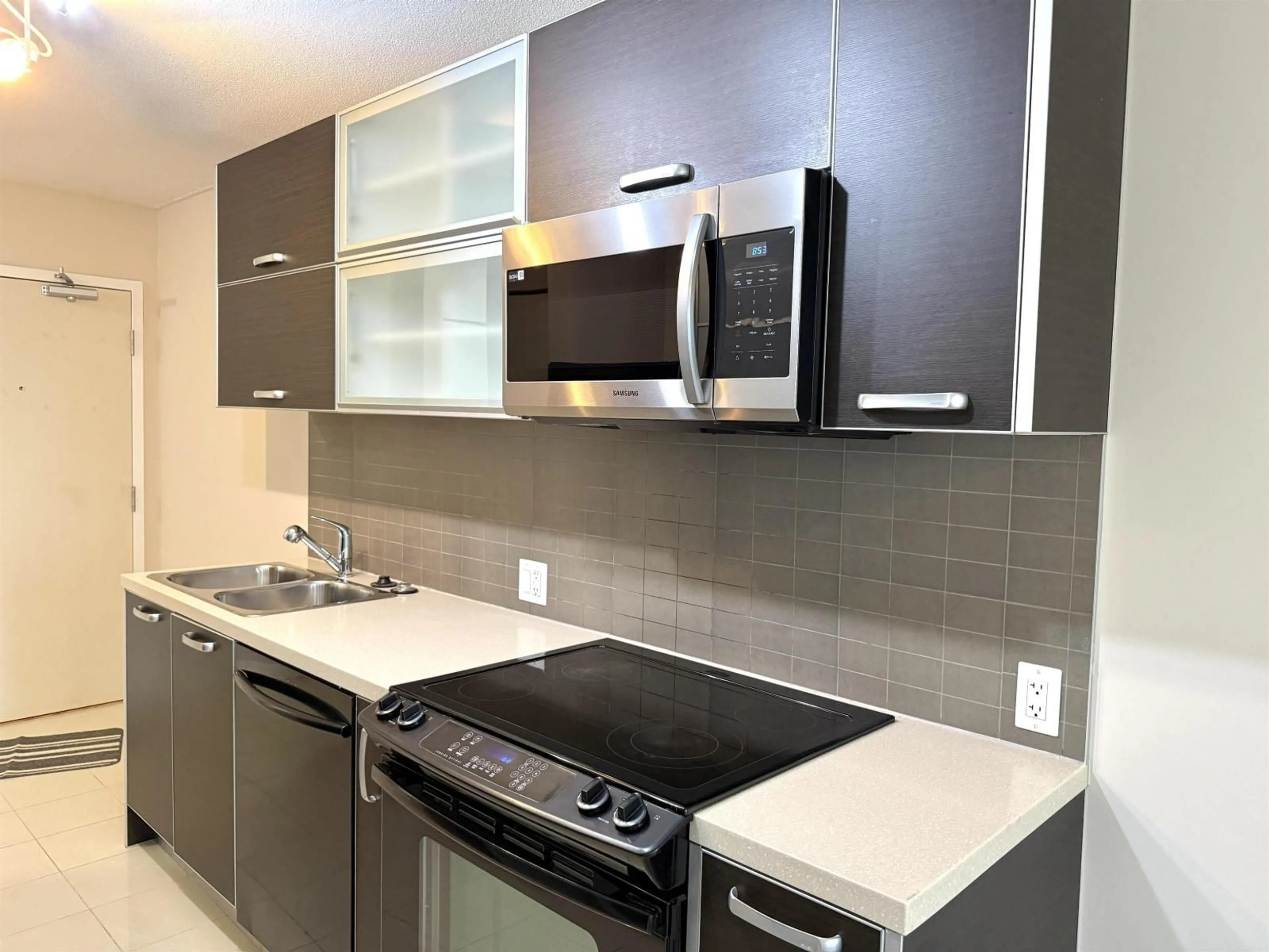 Standard kitchen, ceramic/tile floor for 1105 - 9981 WHALLEY, Surrey British Columbia V3T0G6