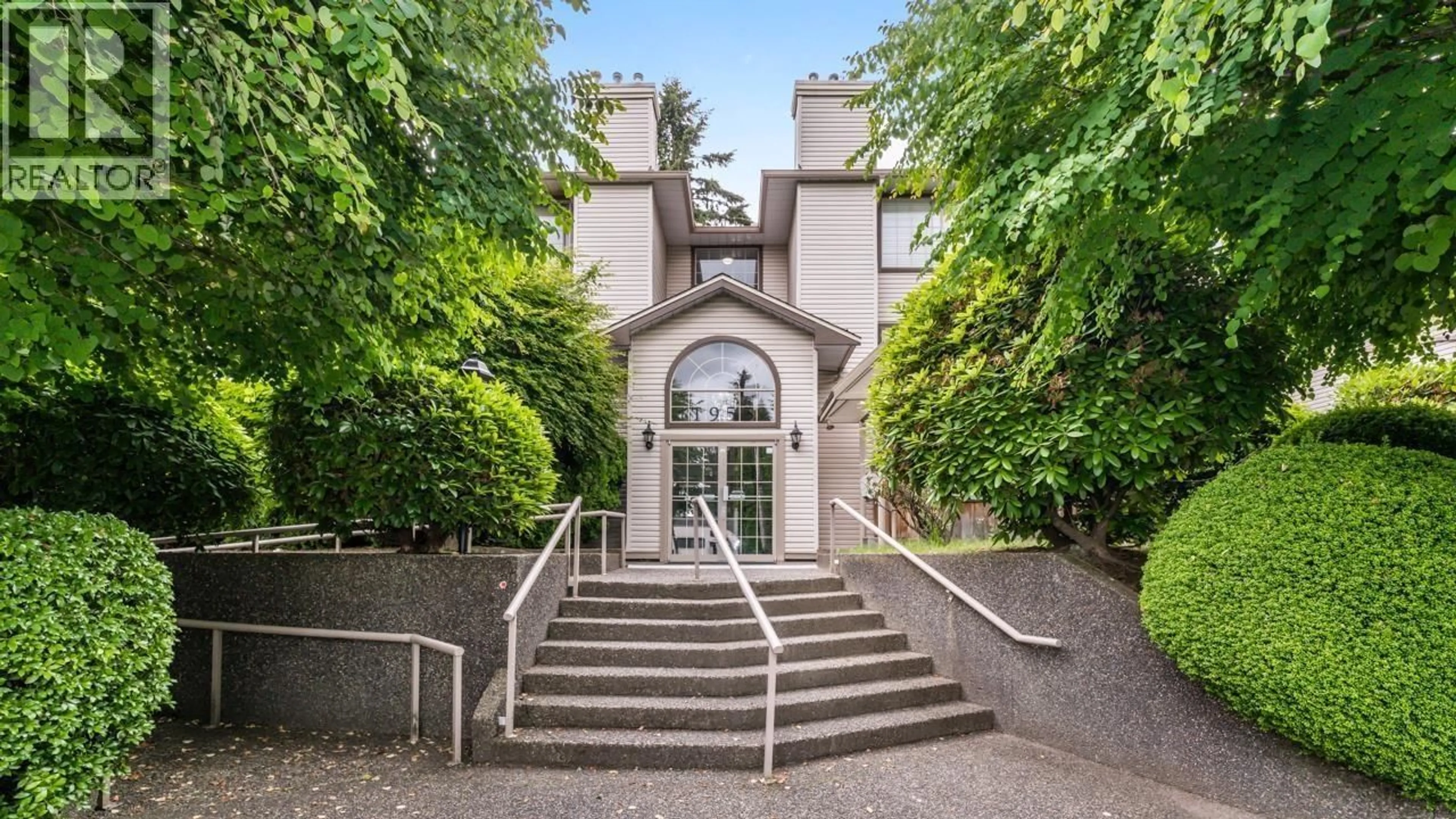 Indoor foyer for 206 - 1955 SUFFOLK AVENUE, Port Coquitlam British Columbia V3B1H3