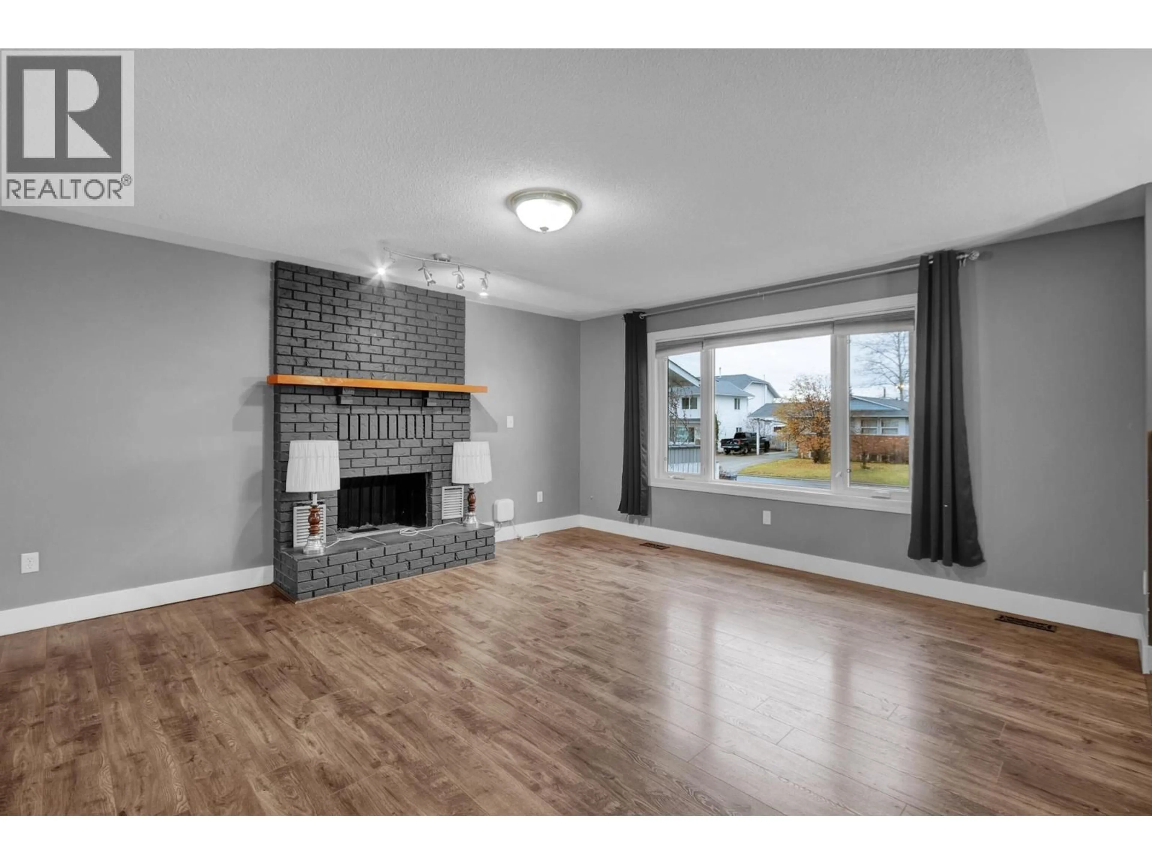Living room with furniture, wood/laminate floor for 2931 WAYNE STREET, Prince George British Columbia V2N4M8