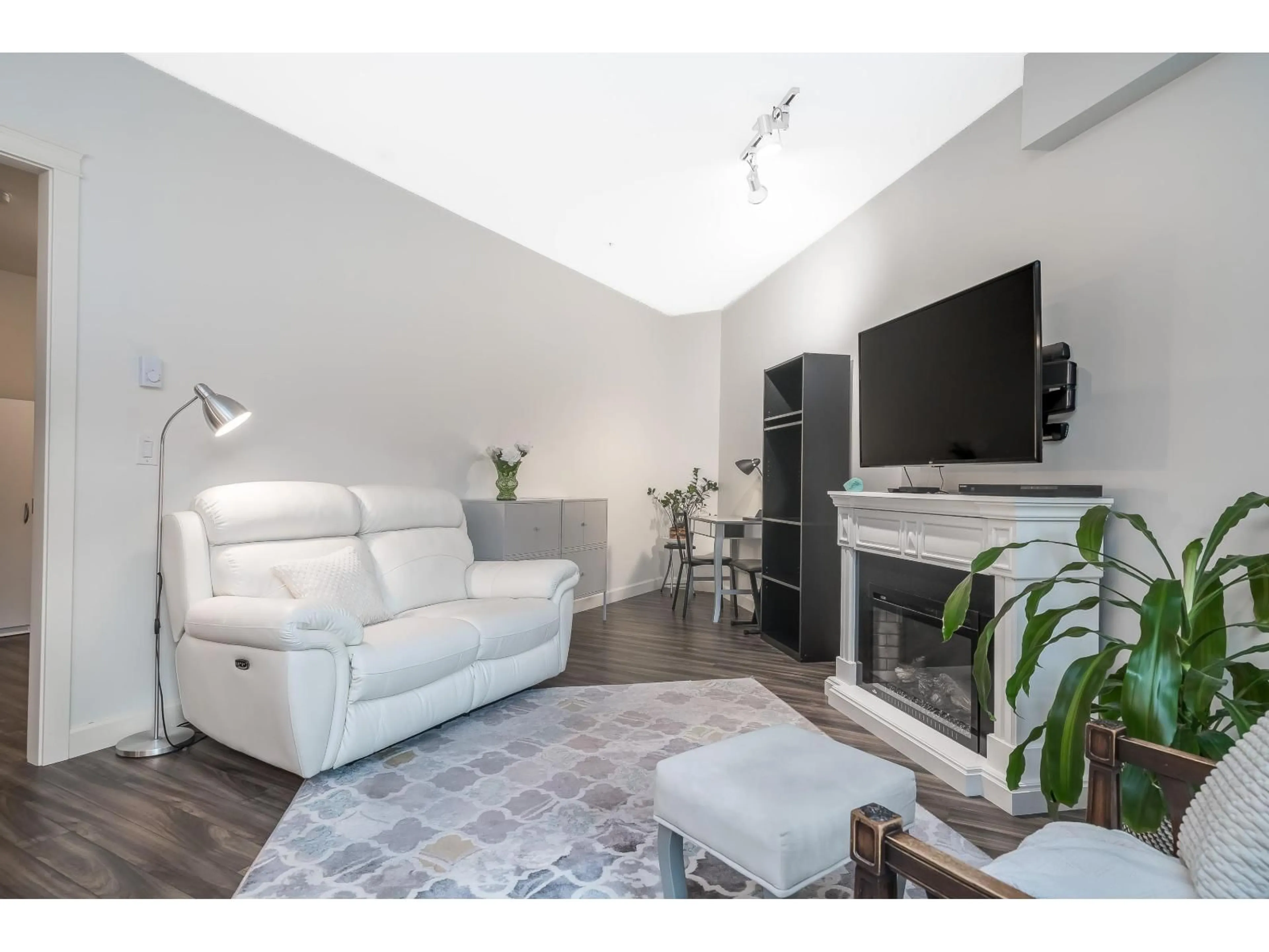 Living room with furniture, unknown for 202 - 32445 SIMON, Abbotsford British Columbia V2T0G7