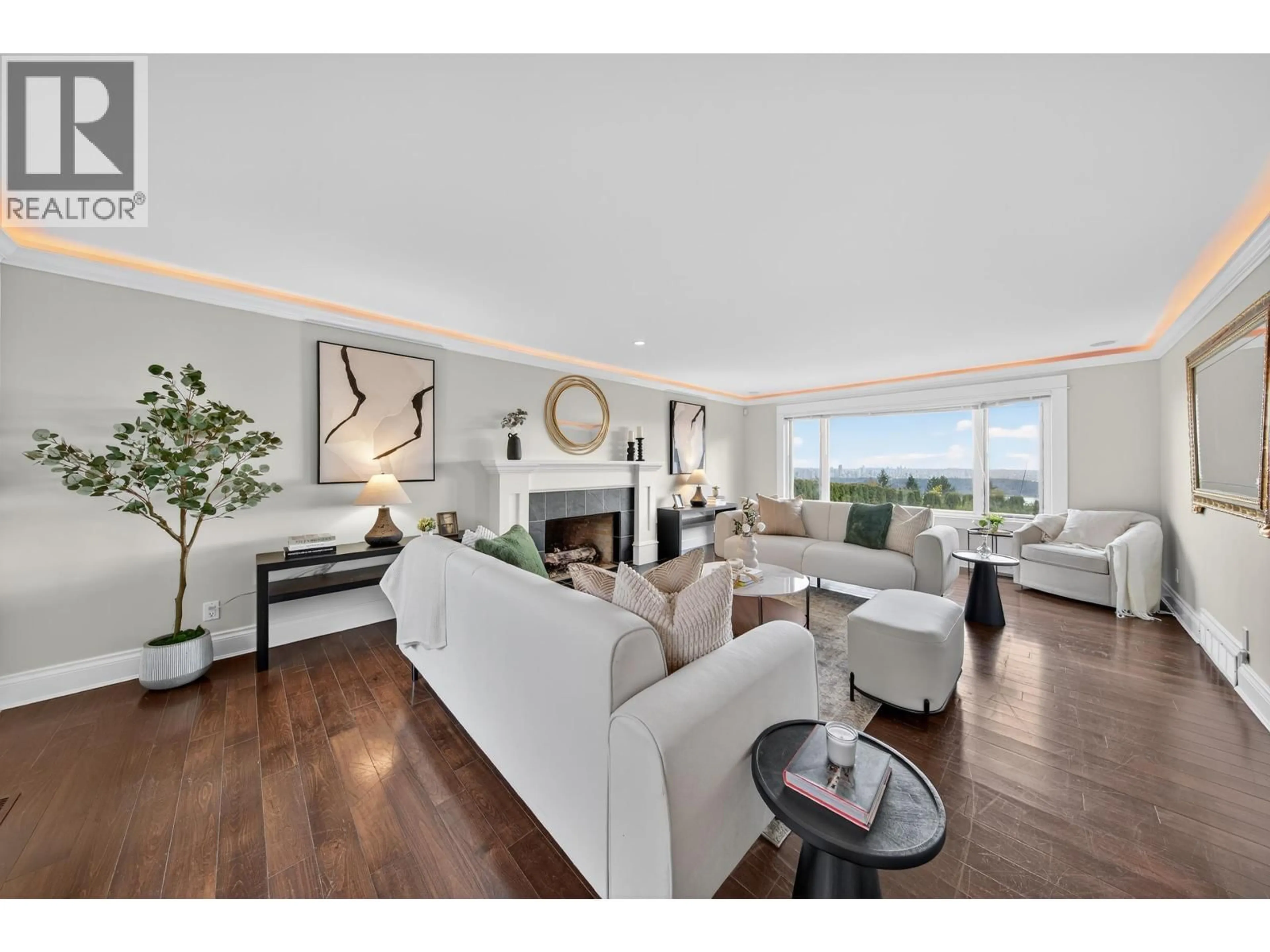 Living room with furniture, wood/laminate floor for 1314 CHARTWELL DRIVE, West Vancouver British Columbia V7S2R3