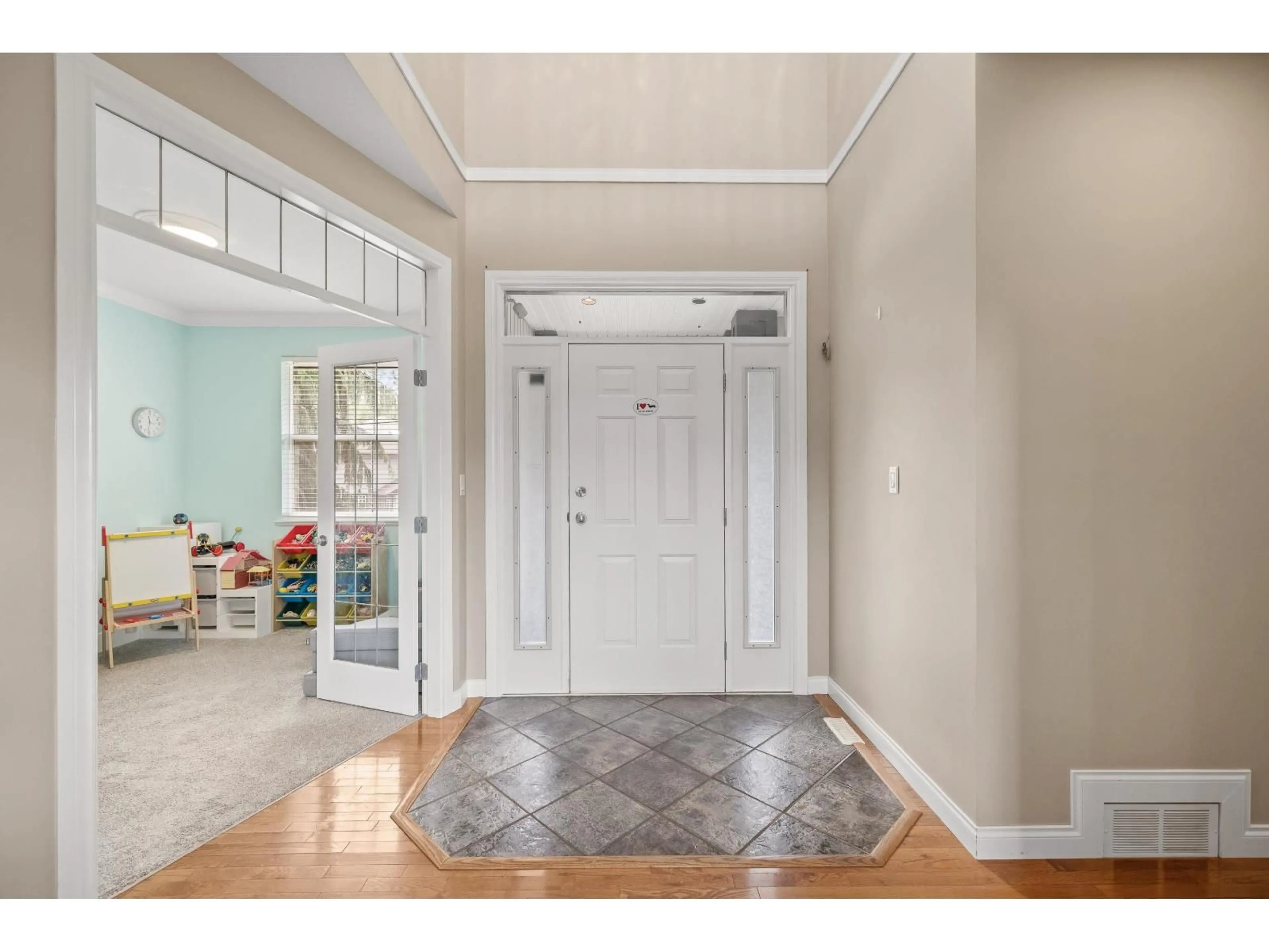 Indoor entryway for 8540 DOERKSEN, Mission British Columbia V2V7C4