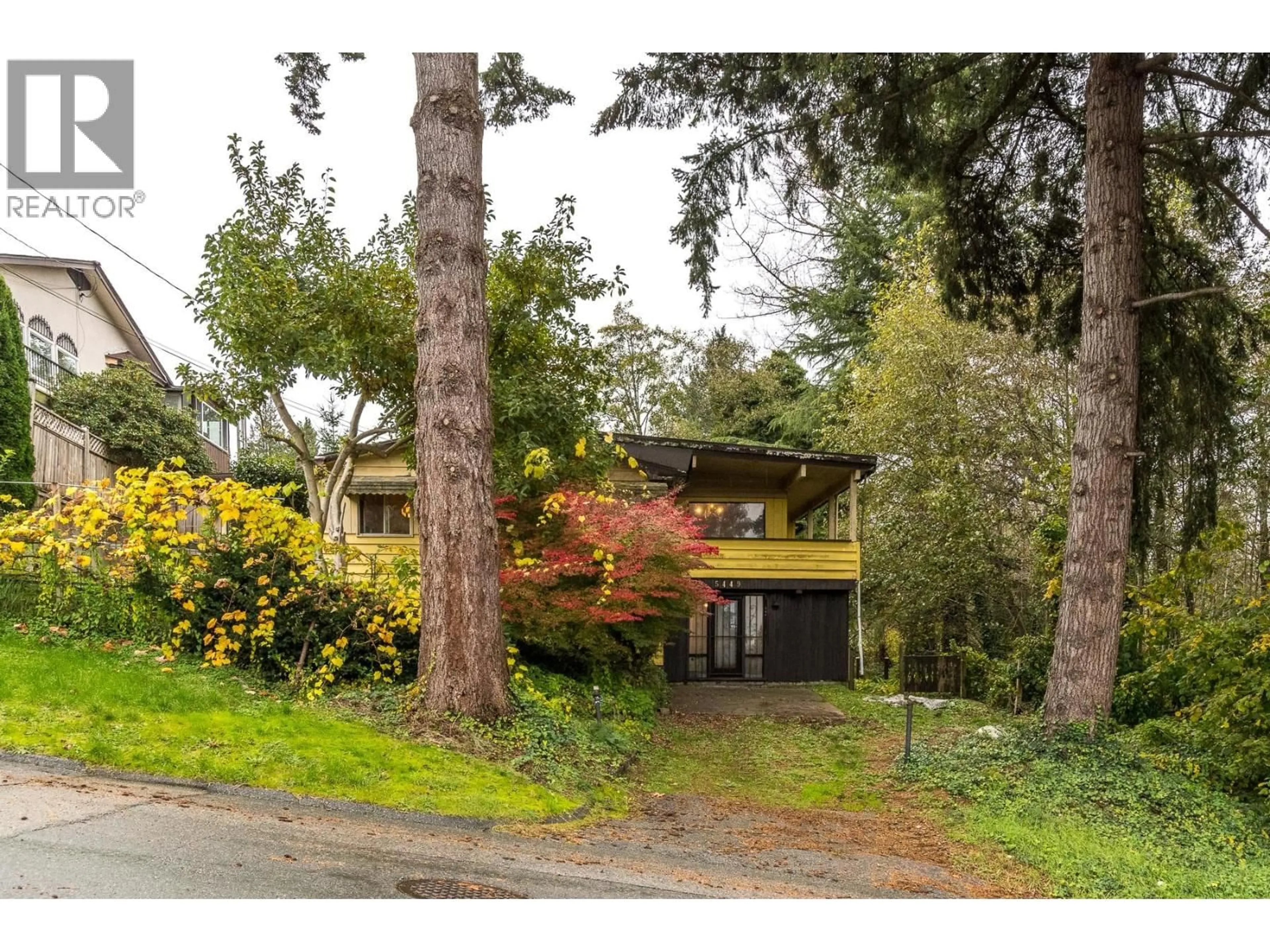 A pic from outside/outdoor area/front of a property/back of a property/a pic from drone, street for 5449 ROYAL OAK AVENUE, Burnaby British Columbia V5H3N1