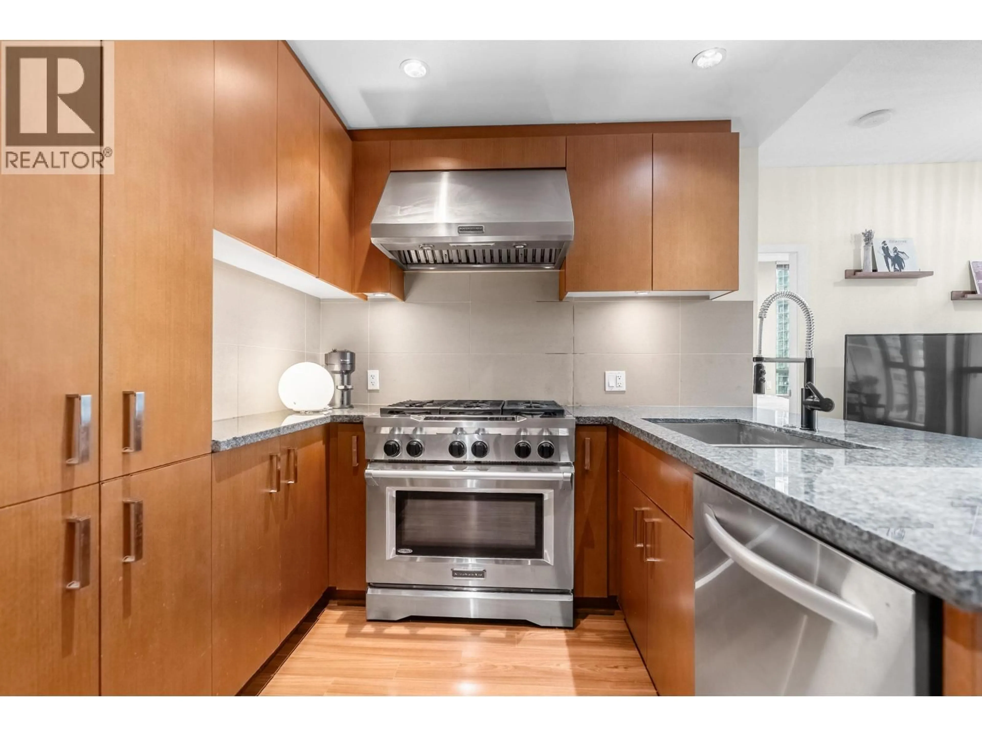 Standard kitchen, unknown for 2705 - 3008 GLEN DRIVE, Coquitlam British Columbia V3B0J5