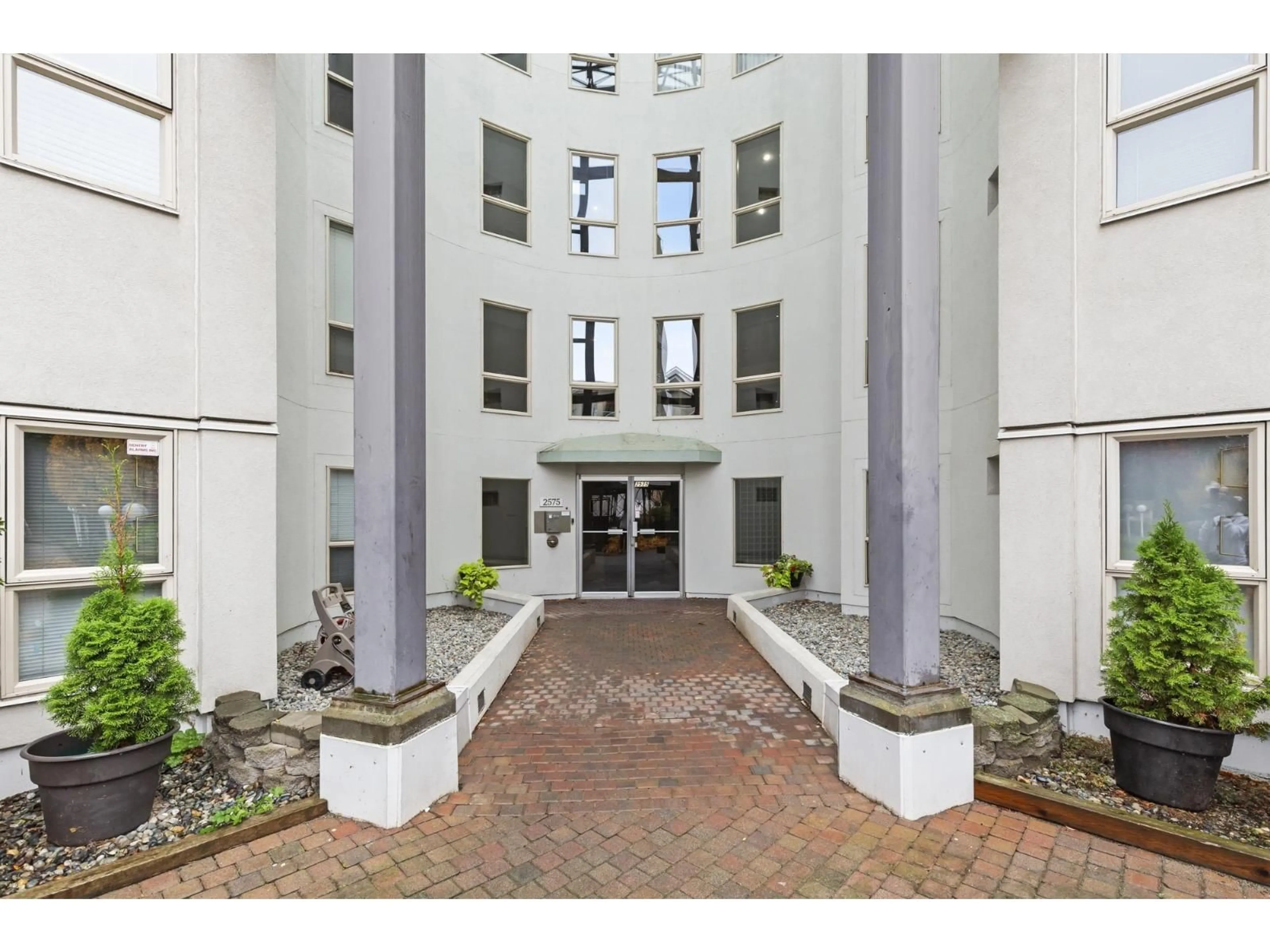 Indoor foyer for 208 - 2575 WARE, Abbotsford British Columbia V2S3E2