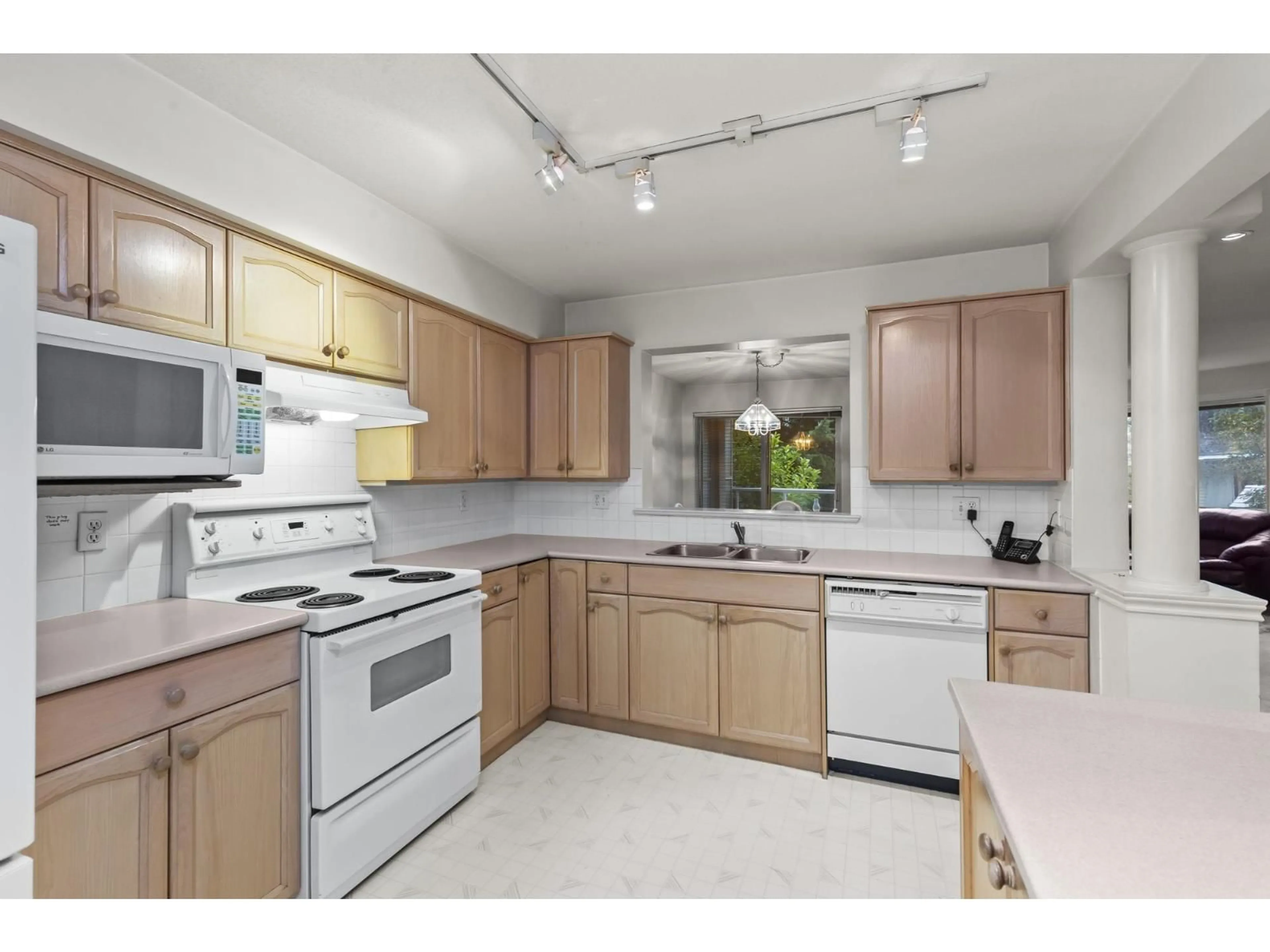 Standard kitchen, unknown for 208 - 2575 WARE, Abbotsford British Columbia V2S3E2