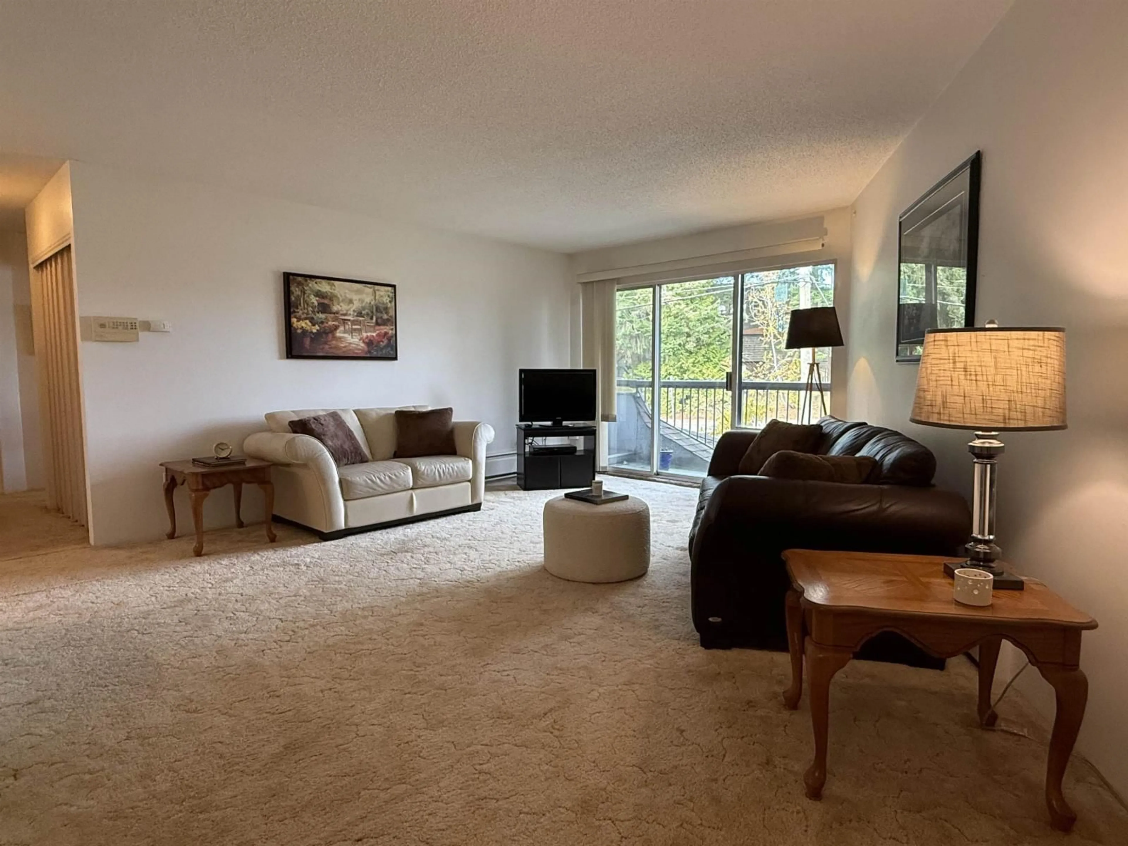 Living room with furniture, unknown for 218 - 15020 NORTH BLUFF, White Rock British Columbia V4B5A4