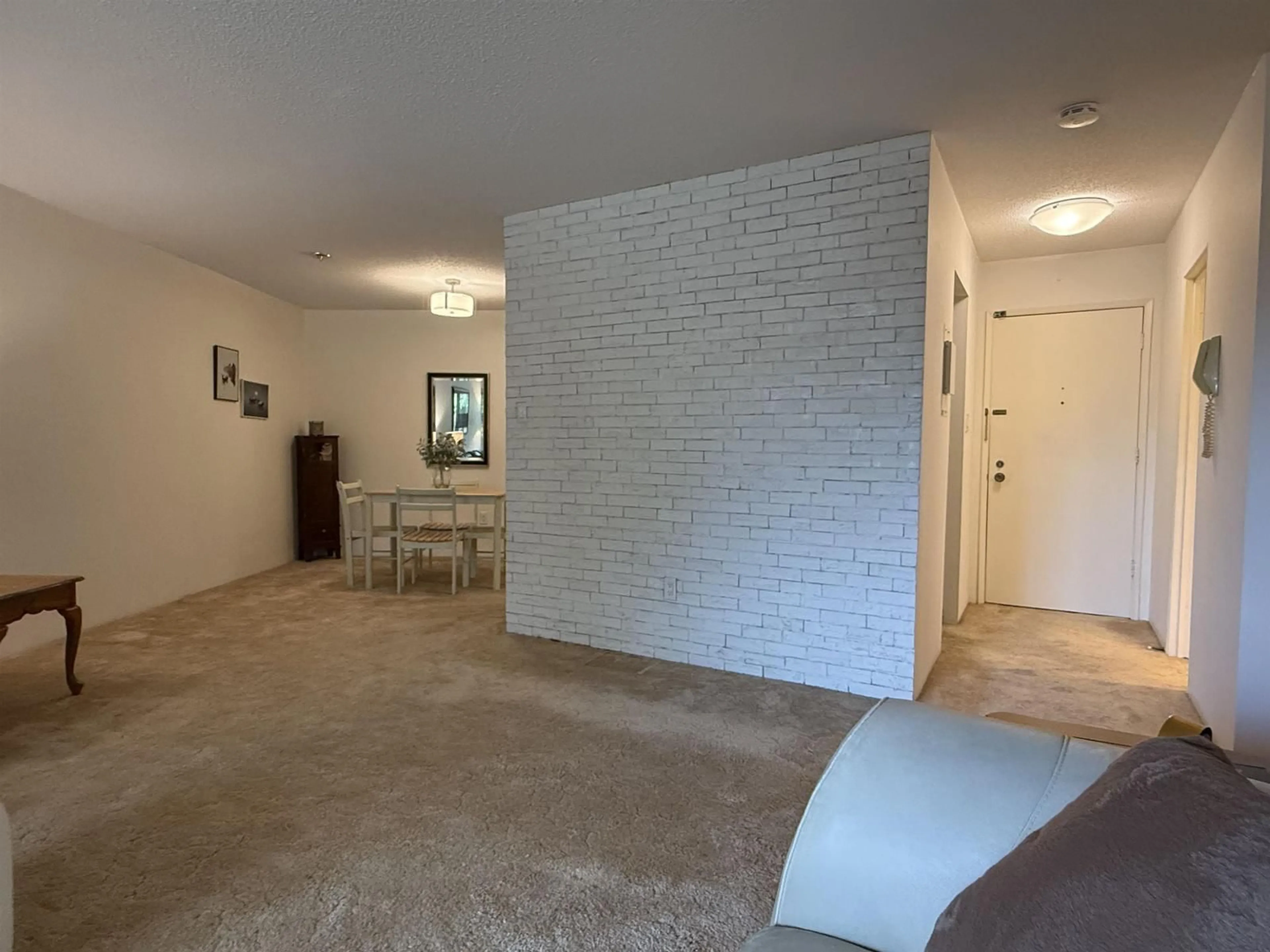 A pic of a room for 218 - 15020 NORTH BLUFF, White Rock British Columbia V4B5A4