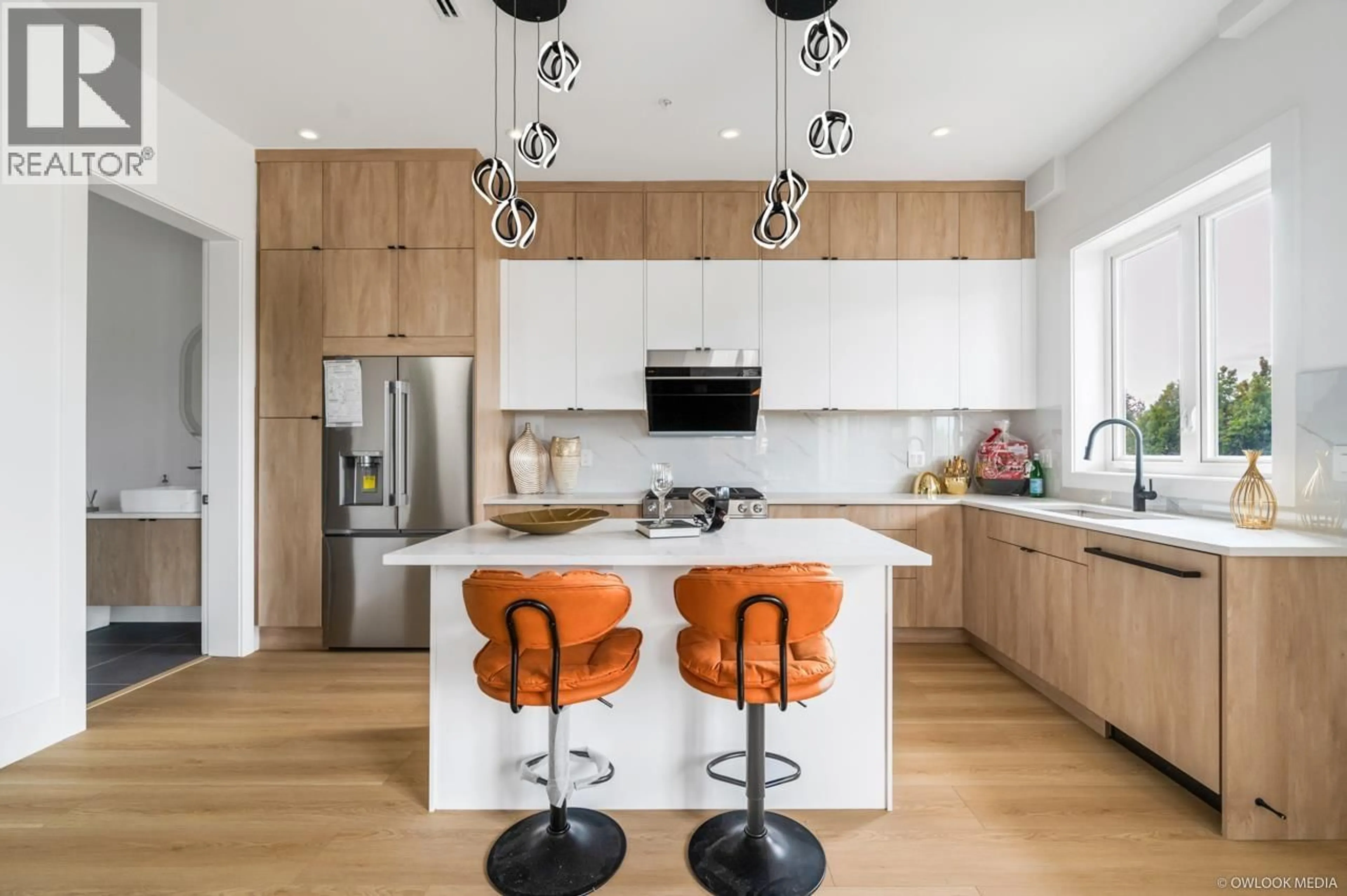 Contemporary kitchen, wood/laminate floor for 1 - 2124 RENFREW STREET, Vancouver British Columbia V5M3J5