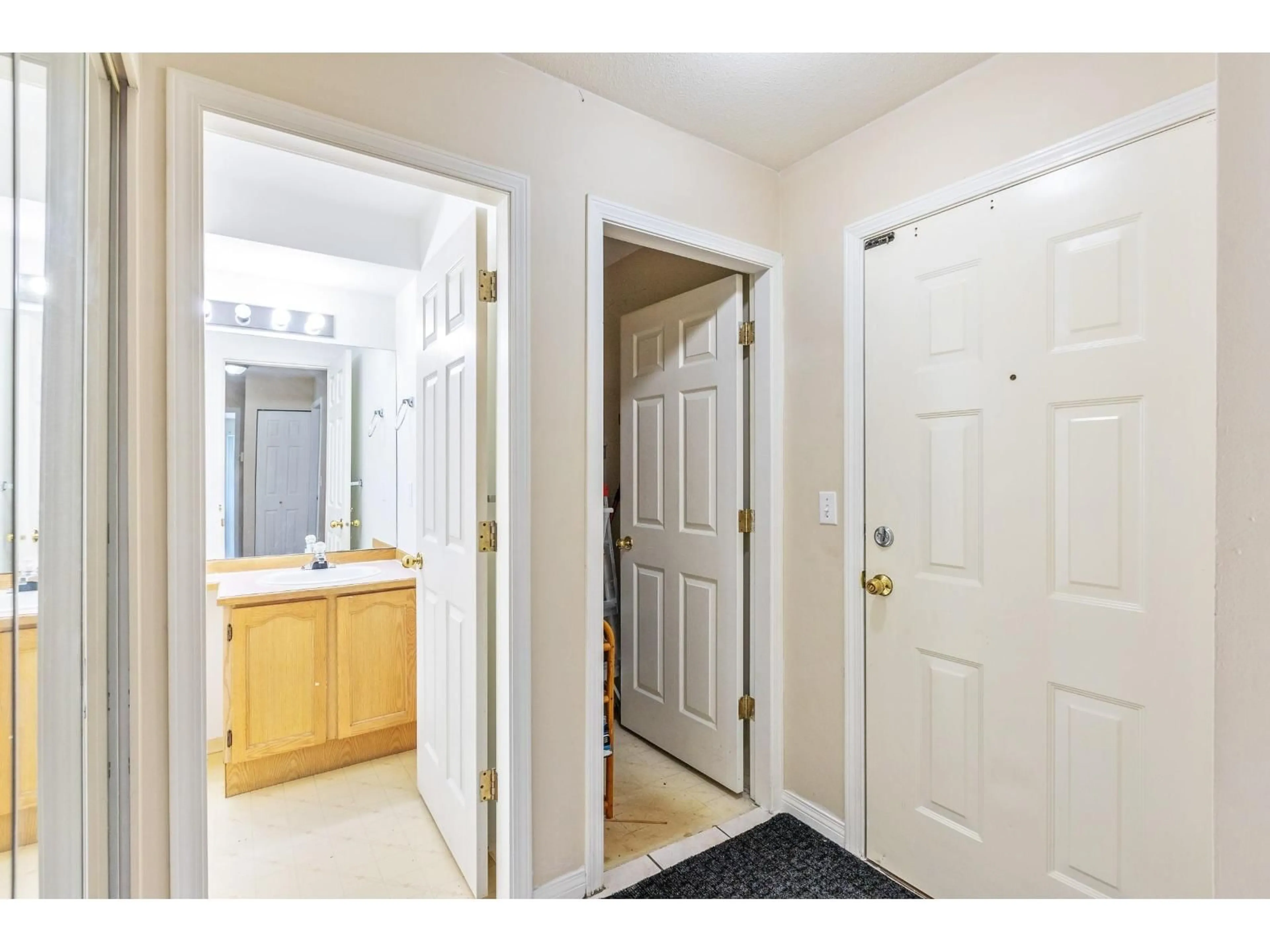 Indoor entryway for 202 - 9951 152, Surrey British Columbia V3R4G5