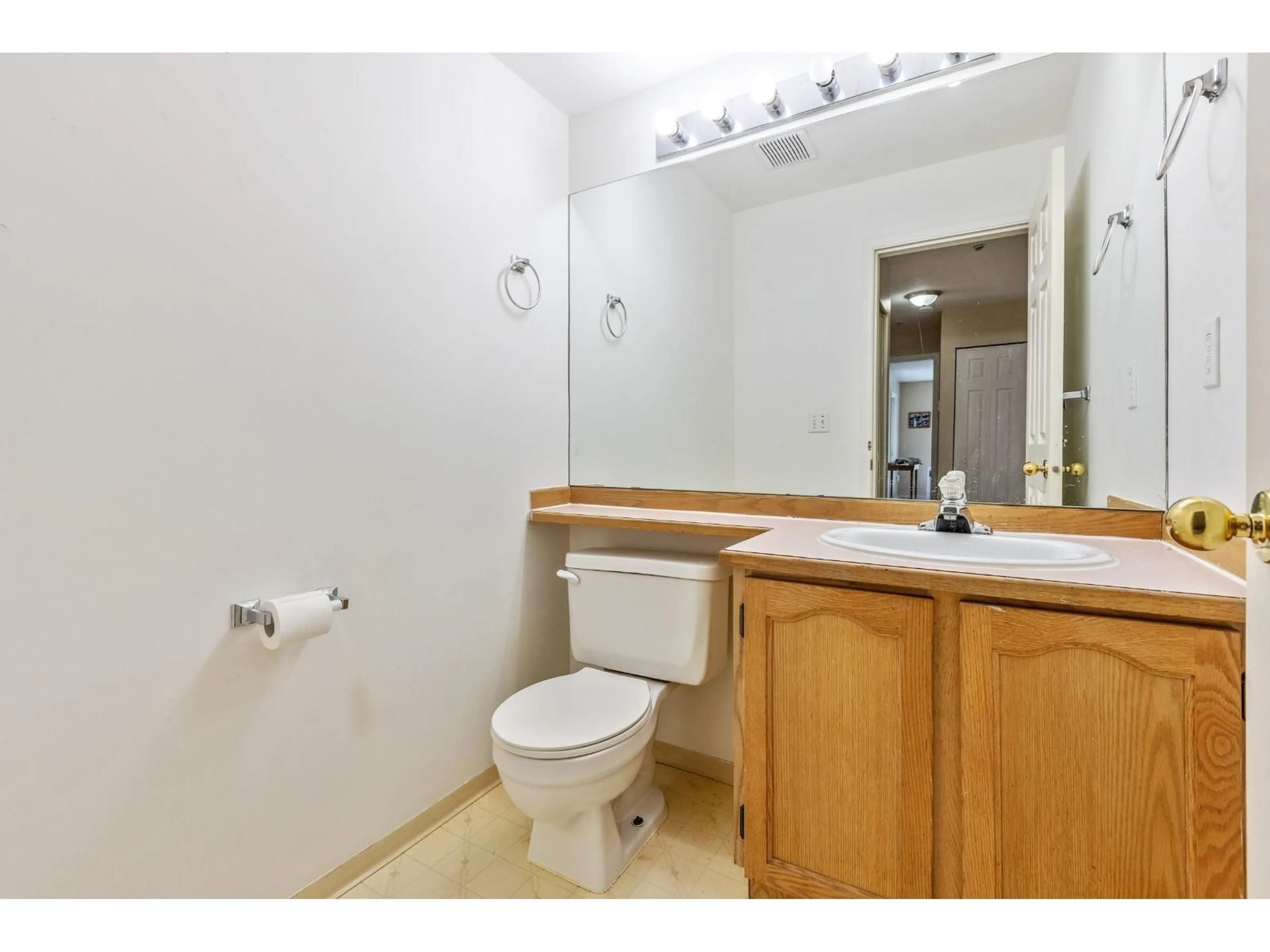 Standard bathroom, unknown for 202 - 9951 152, Surrey British Columbia V3R4G5