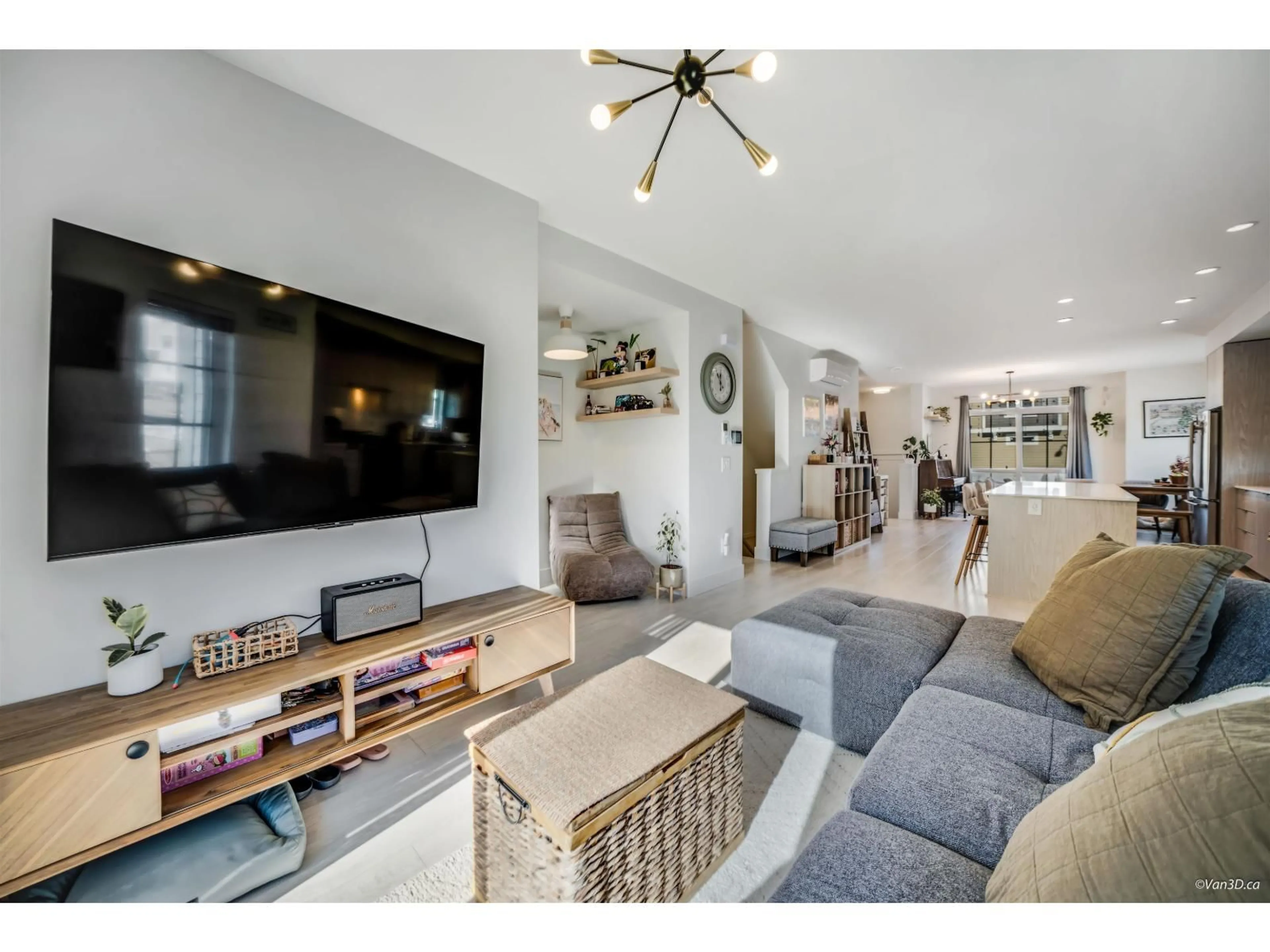 Living room with furniture, ceramic/tile floor for 82 - 2075 OAK MEADOWS DRIVE, Surrey British Columbia V3Z1J6