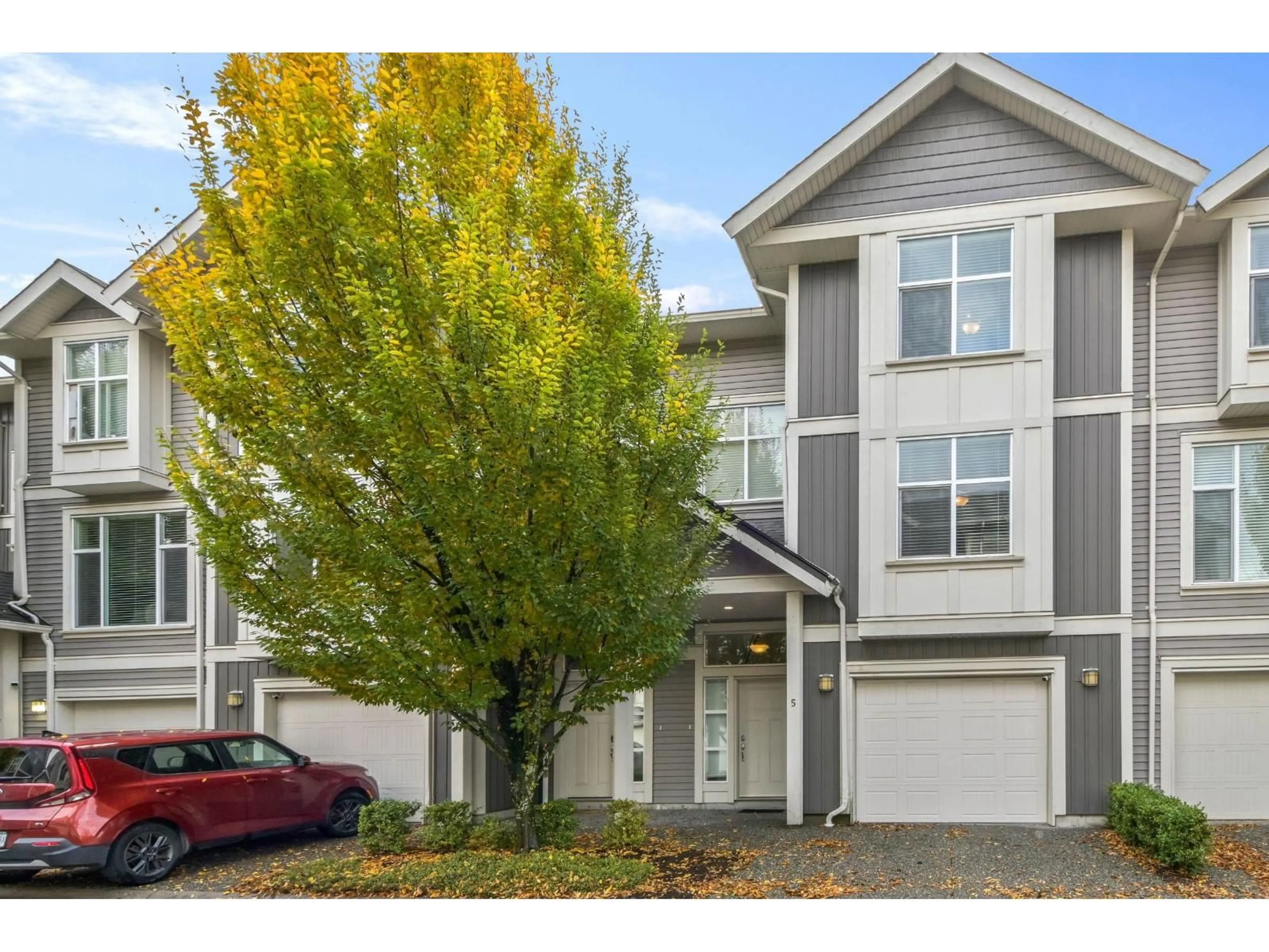 Home with vinyl exterior material, street for 5 - 9270 BROADWAY STREET, Chilliwack British Columbia V2P0E5