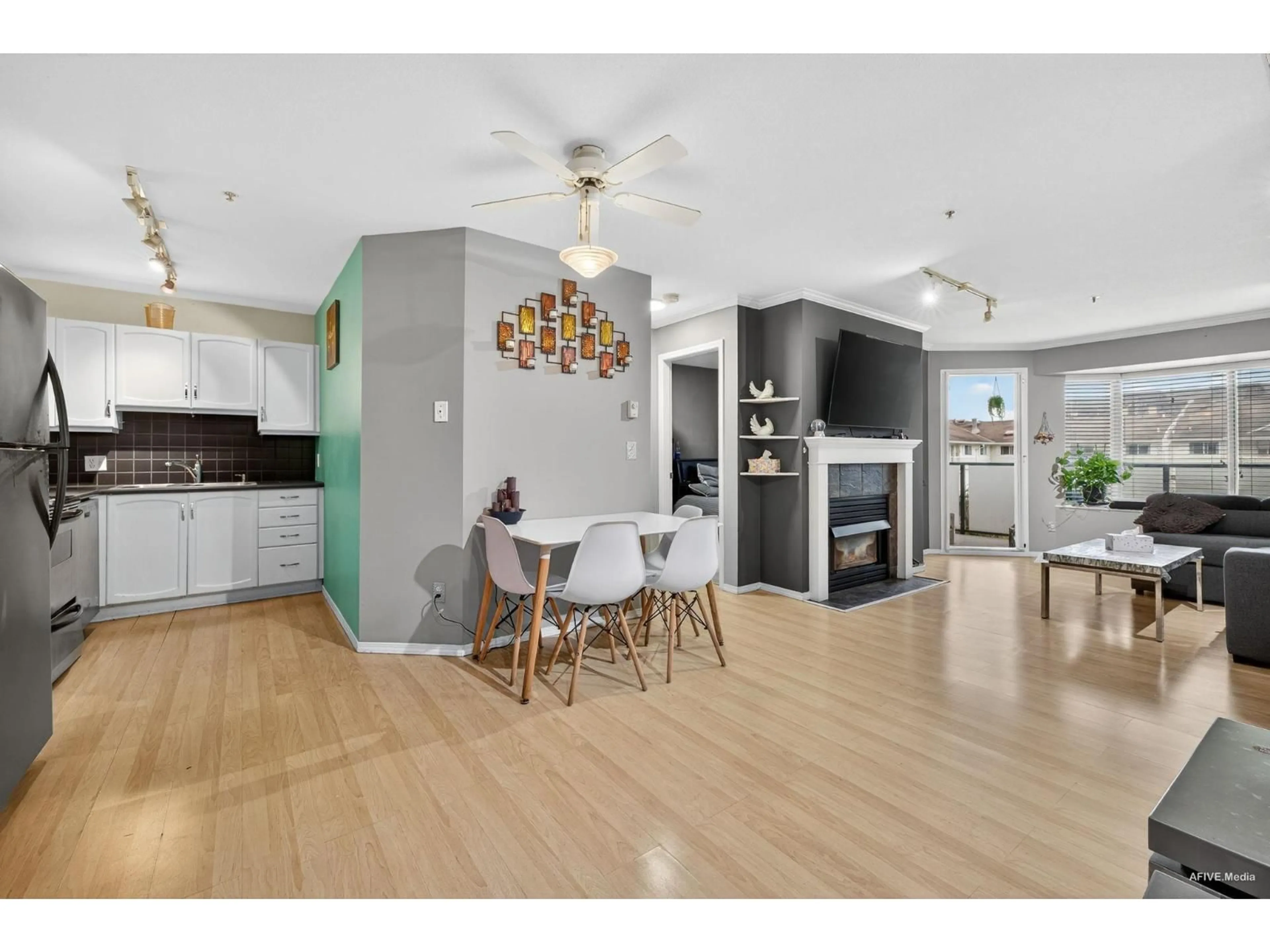 Open concept kitchen, wood/laminate floor for 307 - 2958 TRETHEWEY, Abbotsford British Columbia V2T6P6