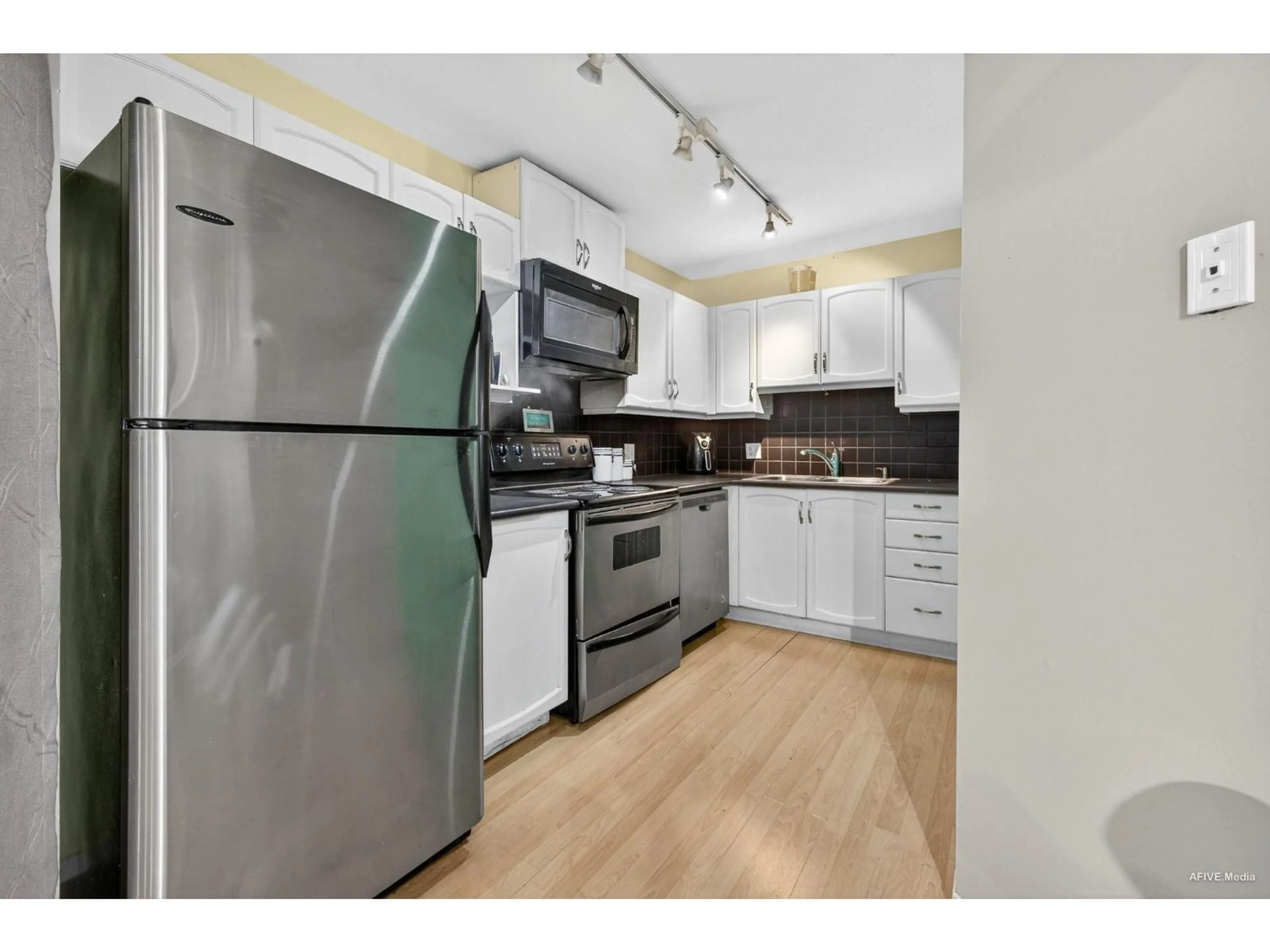 Standard kitchen, unknown for 307 - 2958 TRETHEWEY STREET, Abbotsford British Columbia V2T6P6