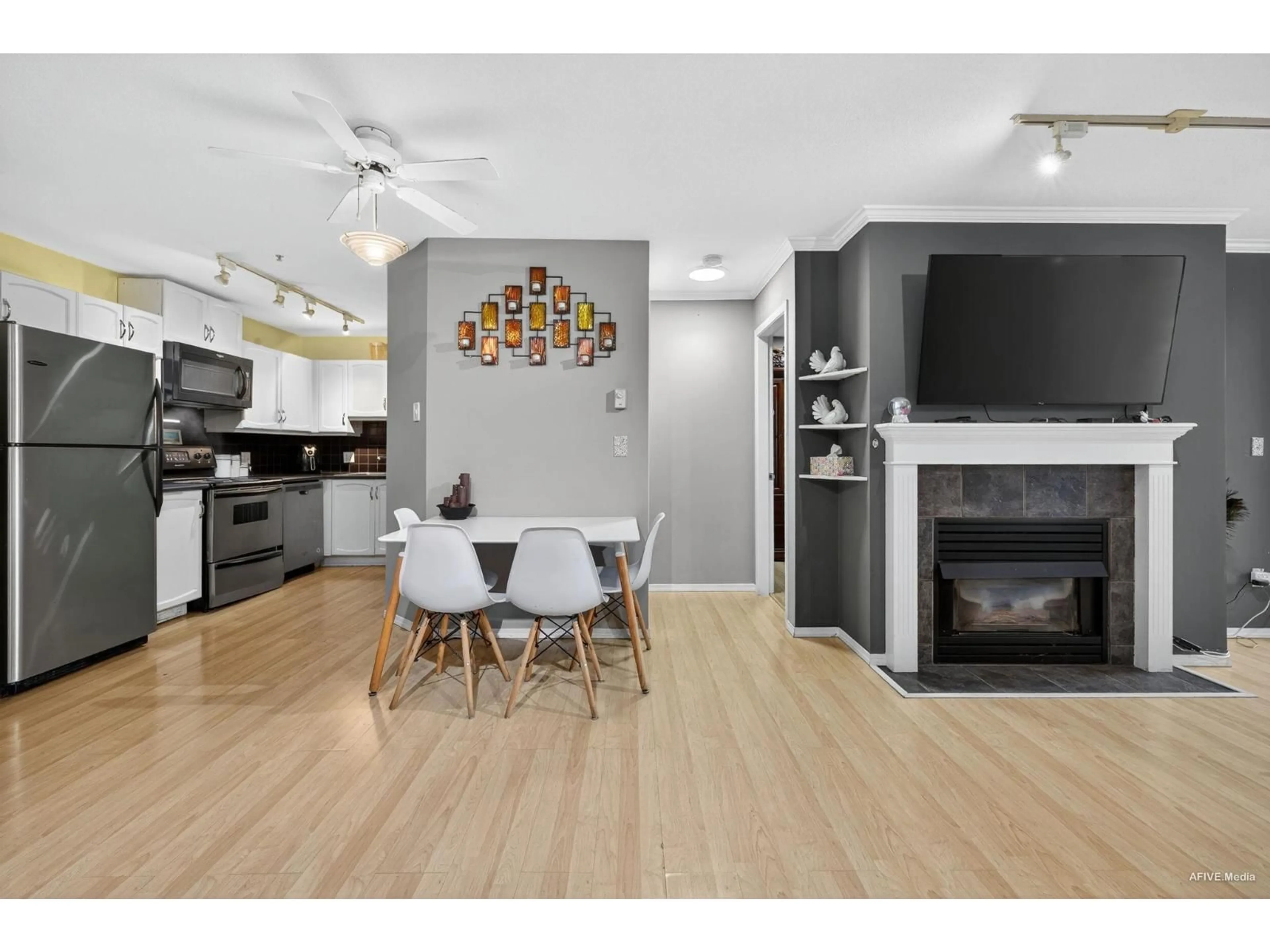 Open concept kitchen, wood/laminate floor for 307 - 2958 TRETHEWEY STREET, Abbotsford British Columbia V2T6P6