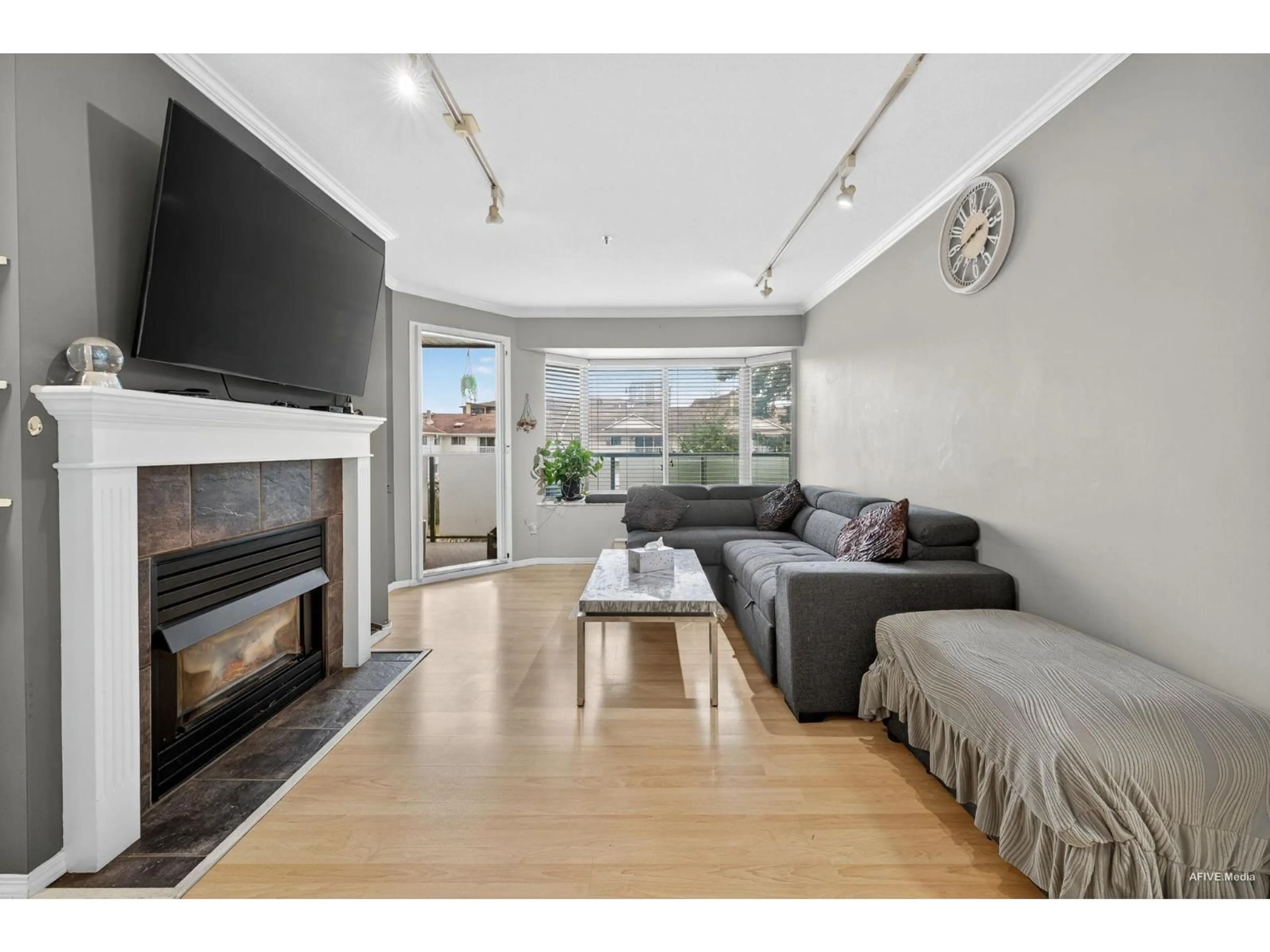 Living room with furniture, wood/laminate floor for 307 - 2958 TRETHEWEY STREET, Abbotsford British Columbia V2T6P6