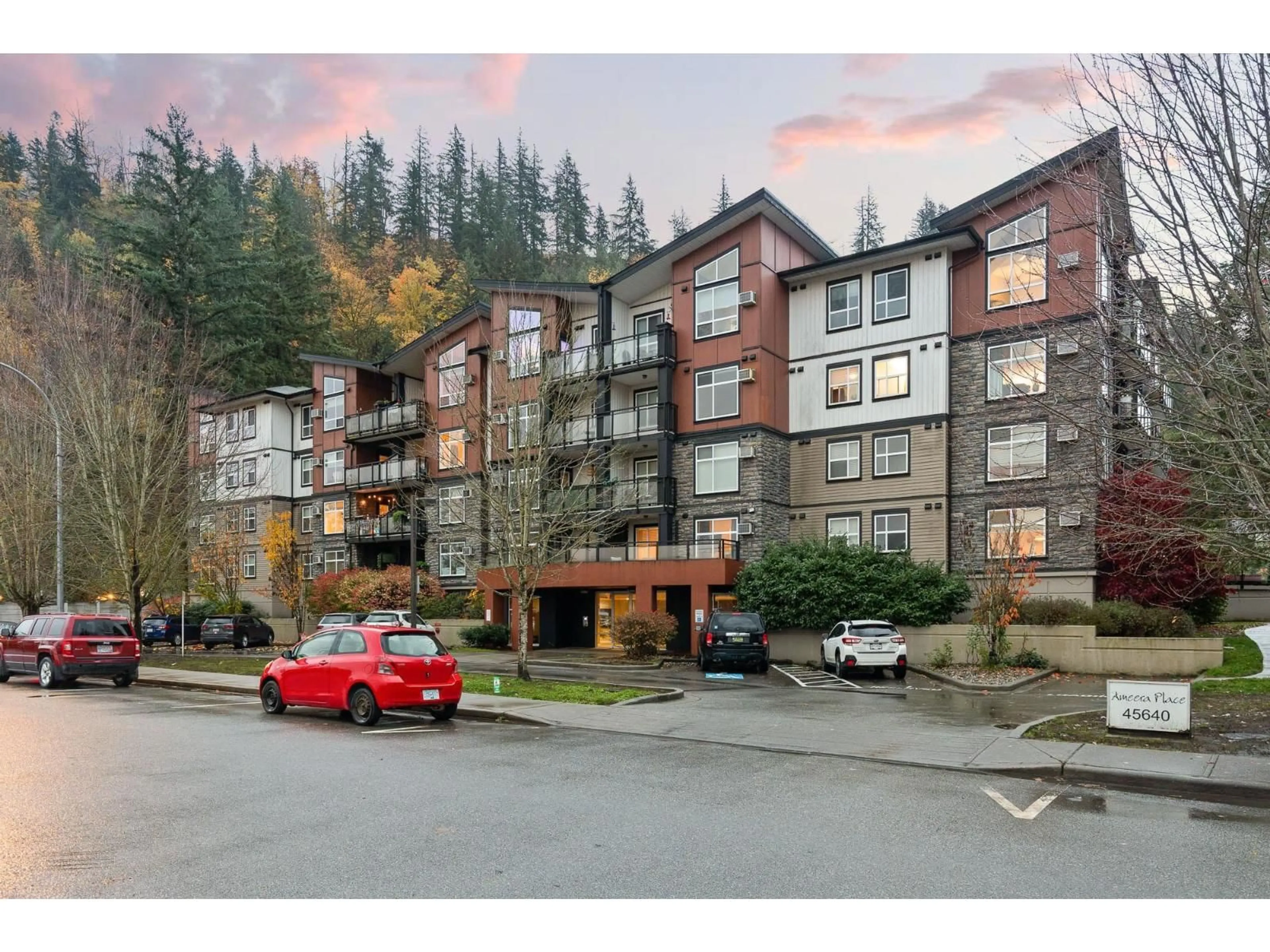 A pic from outside/outdoor area/front of a property/back of a property/a pic from drone, unknown for 406 - 45640 ALMA AVENUE, Chilliwack British Columbia V2R0P8