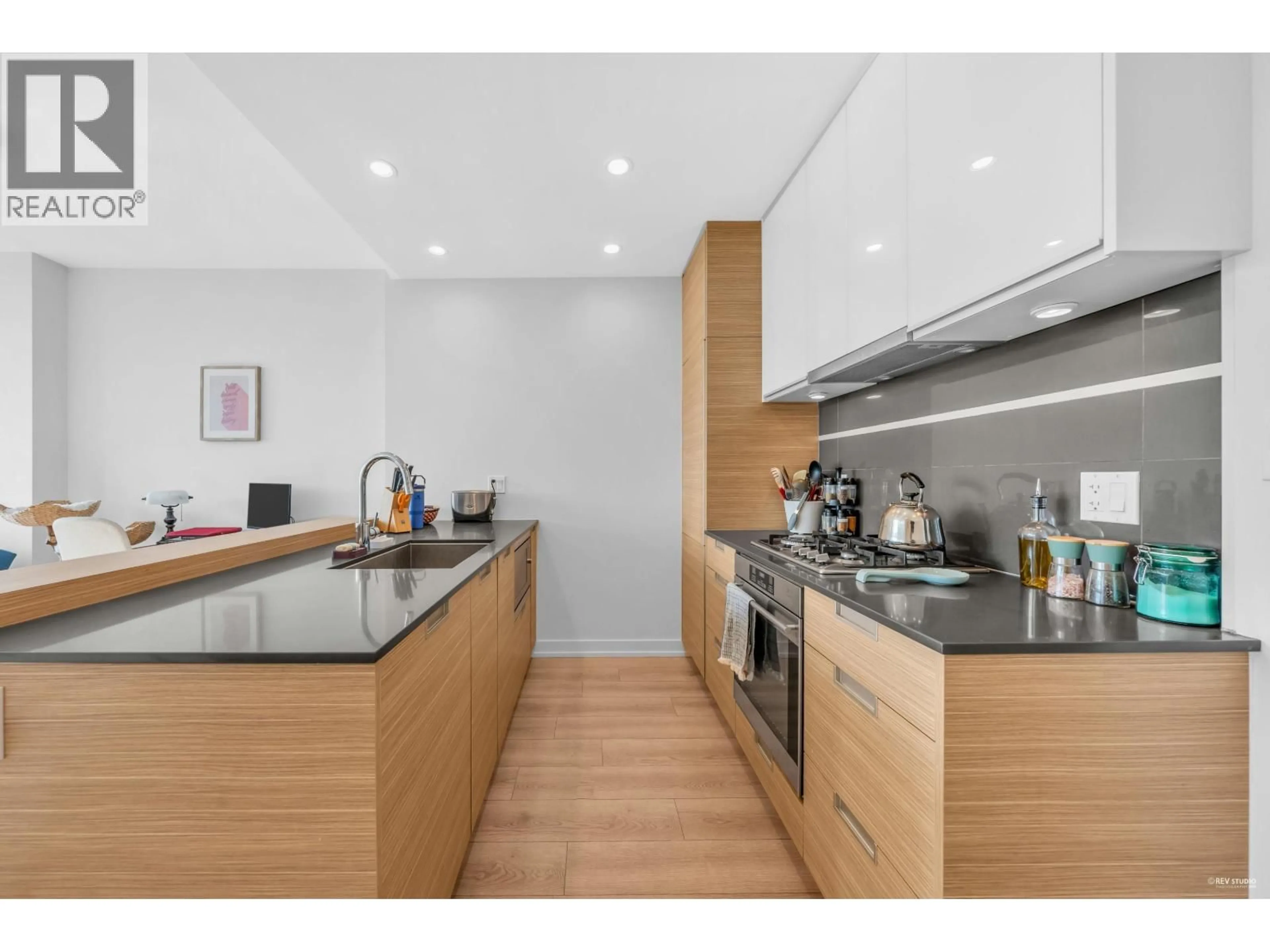 Standard kitchen, wood/laminate floor for 1108 - 4688 KINGSWAY, Burnaby British Columbia V5H0E9