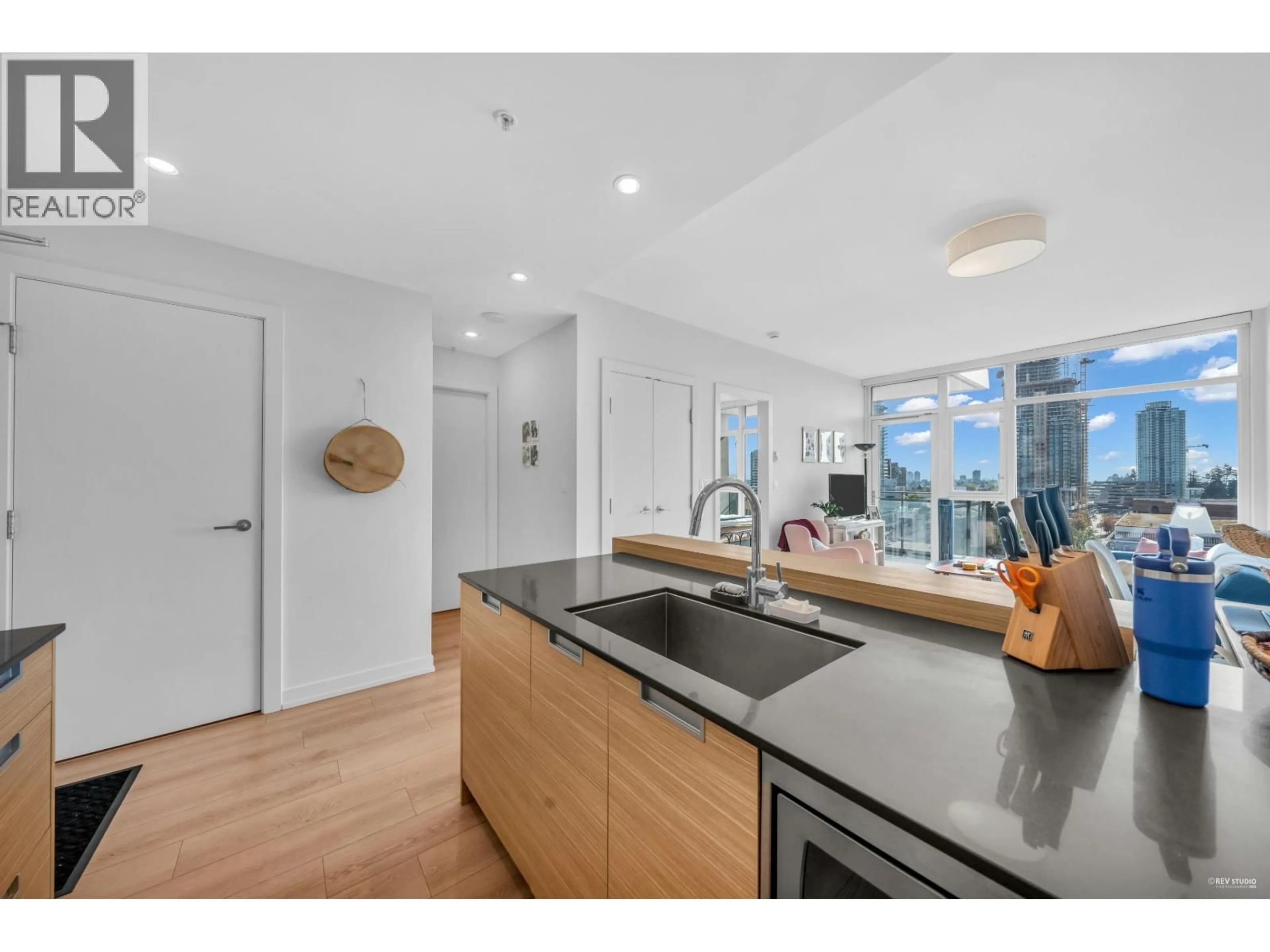 Open concept kitchen, unknown for 1108 - 4688 KINGSWAY, Burnaby British Columbia V5H0E9