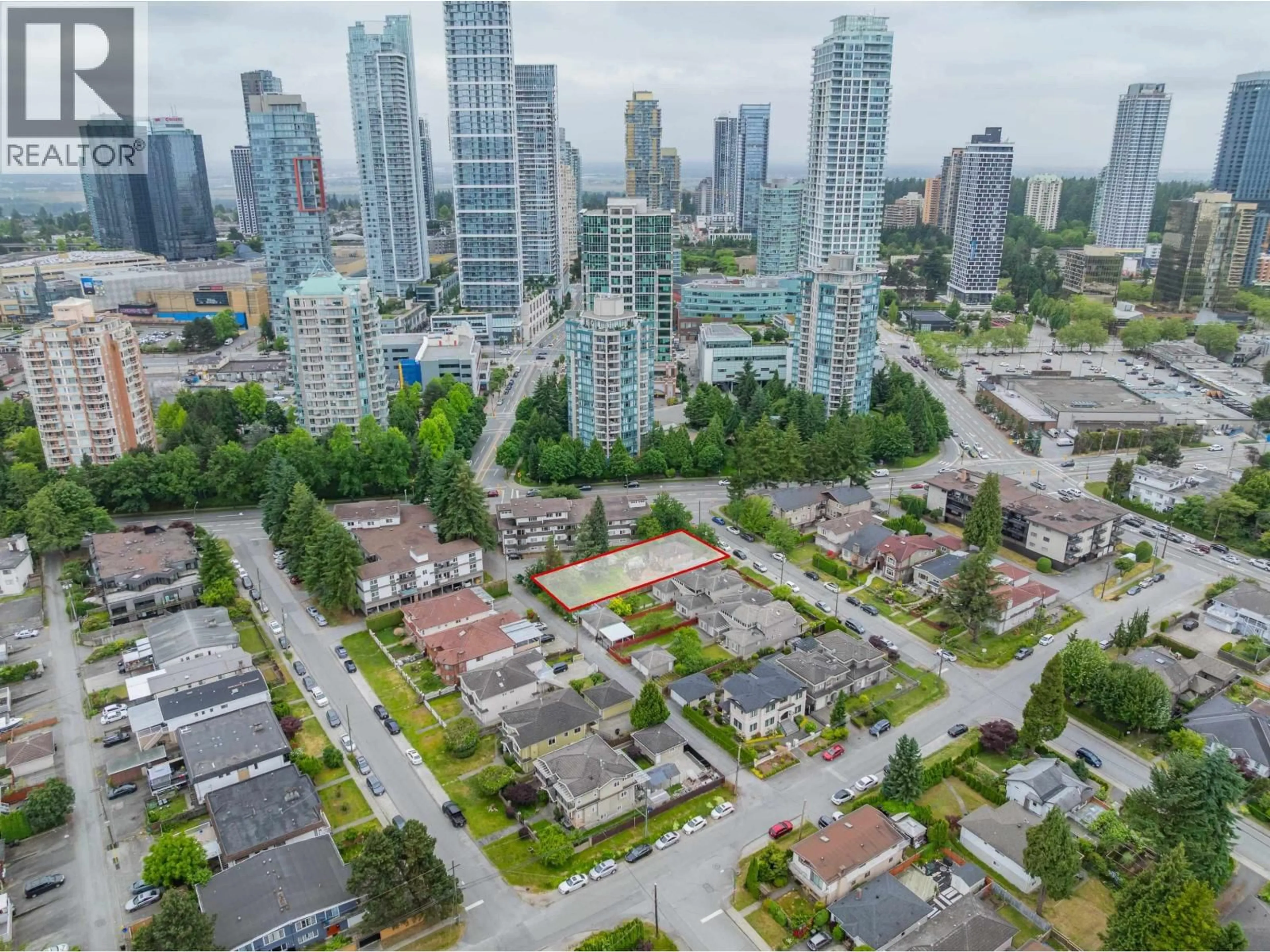 A pic from outside/outdoor area/front of a property/back of a property/a pic from drone, city buildings view from balcony for 5864 PIONEER AVENUE, Burnaby British Columbia V5H2X7