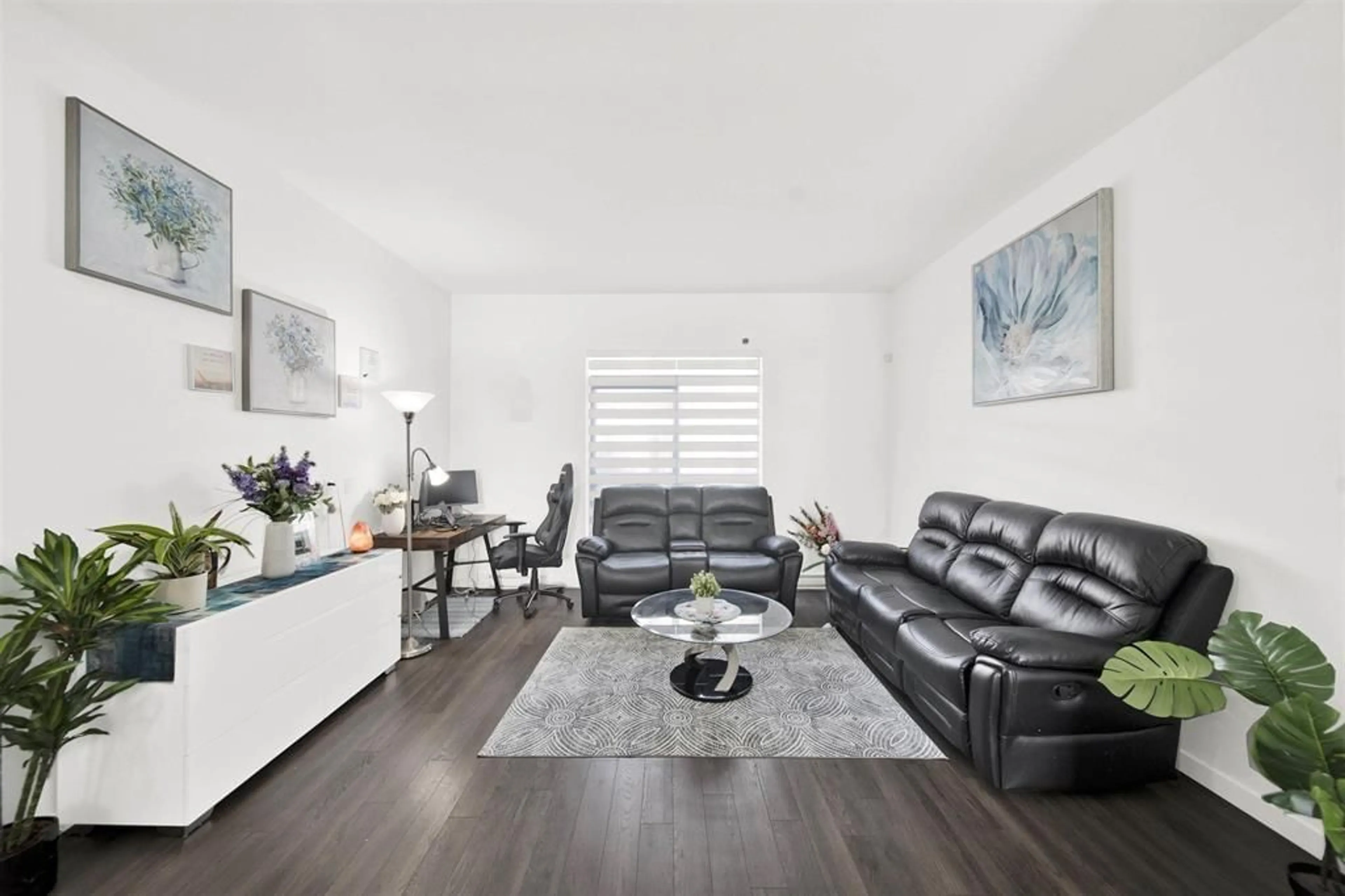 Living room with furniture, unknown for 30 - 13636 81A, Surrey British Columbia V3W1H9