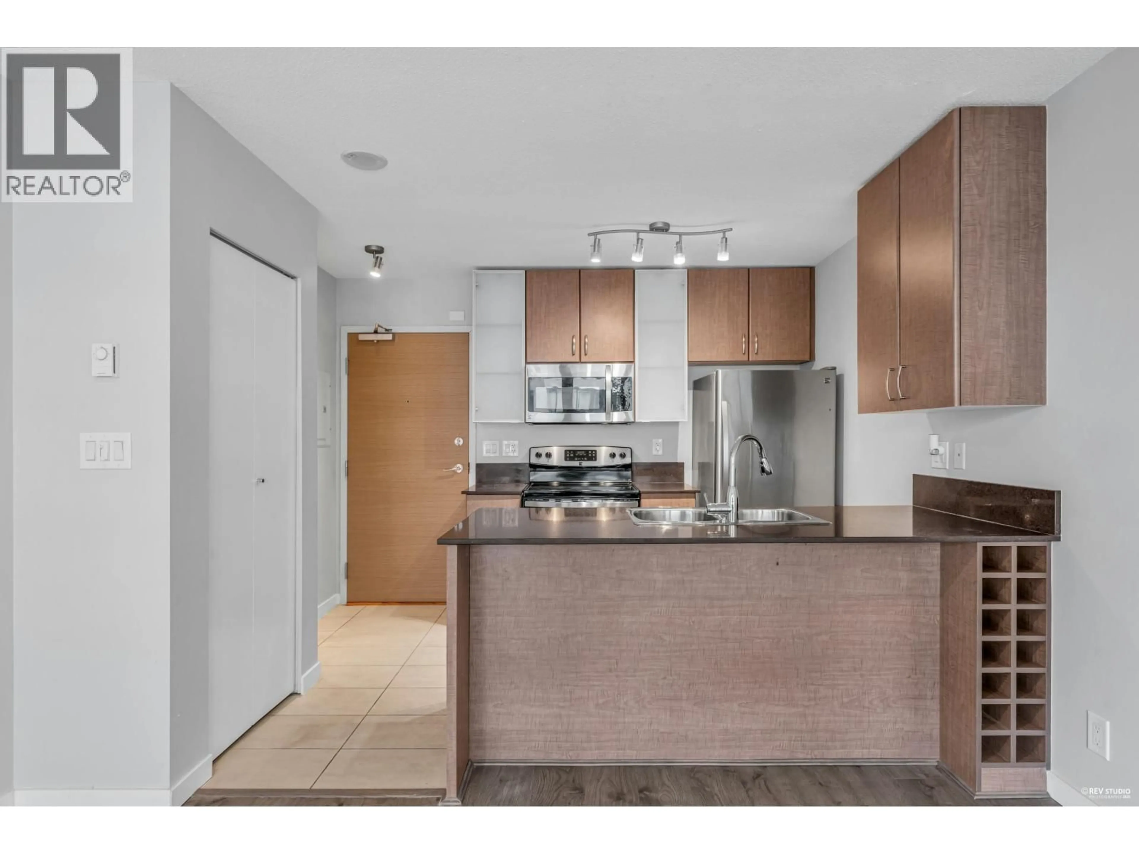 Standard kitchen, unknown for 1703 - 977 MAINLAND STREET, Vancouver British Columbia V6B1T2