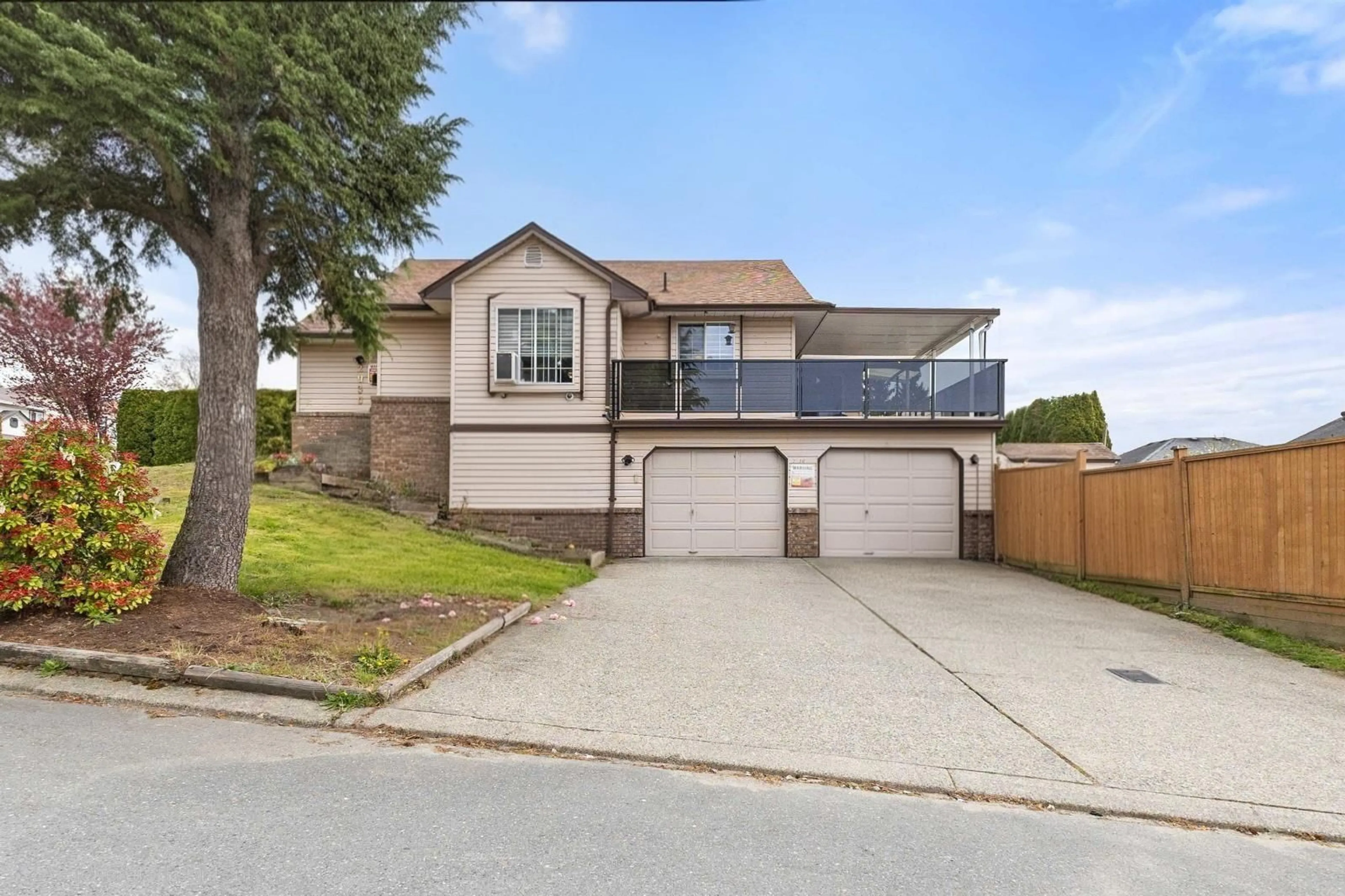 Home with vinyl exterior material, street for 2930 EDGEHILL, Abbotsford British Columbia V2T5J9