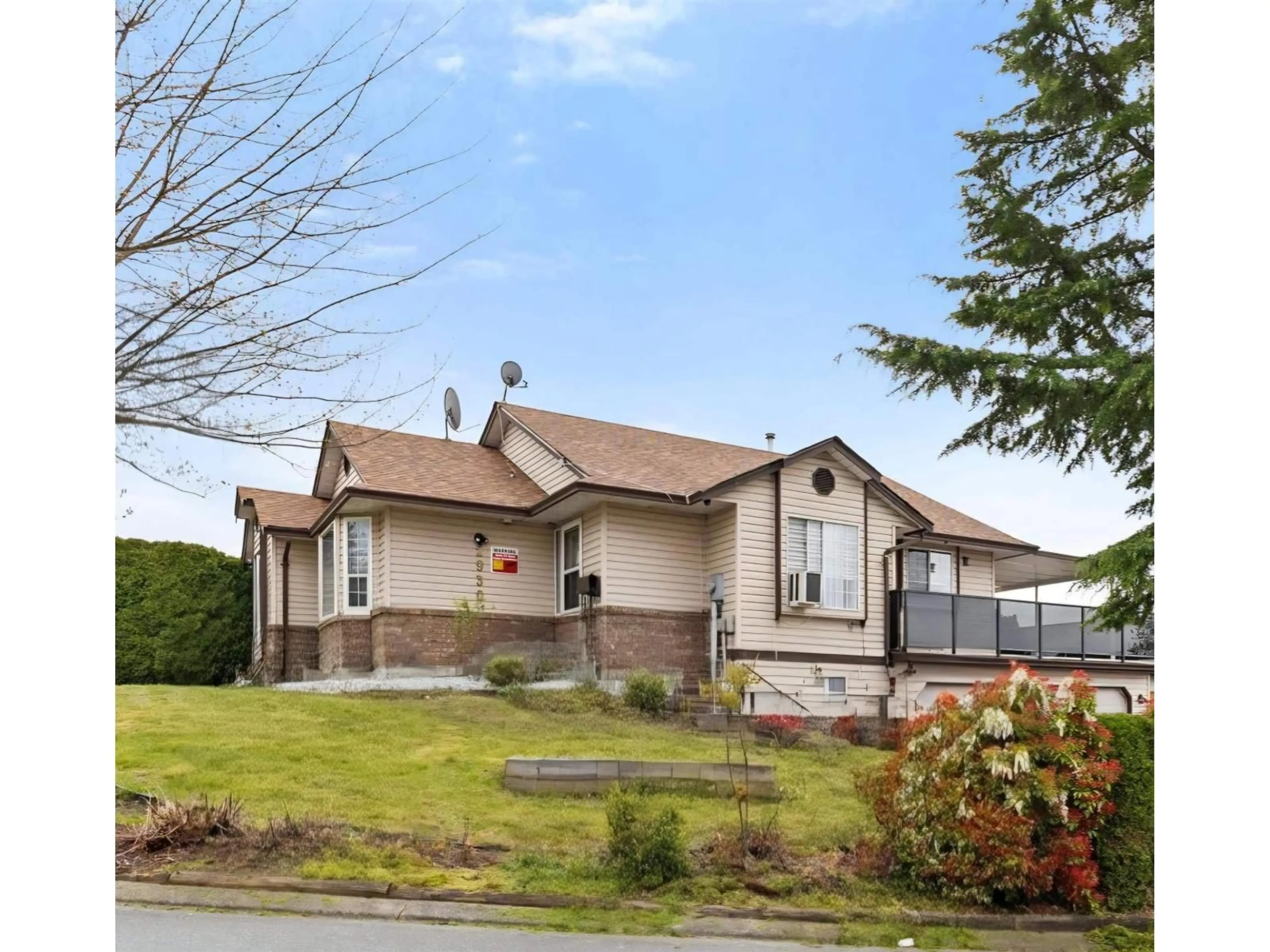 Home with vinyl exterior material, unknown for 2930 EDGEHILL, Abbotsford British Columbia V2T5J9