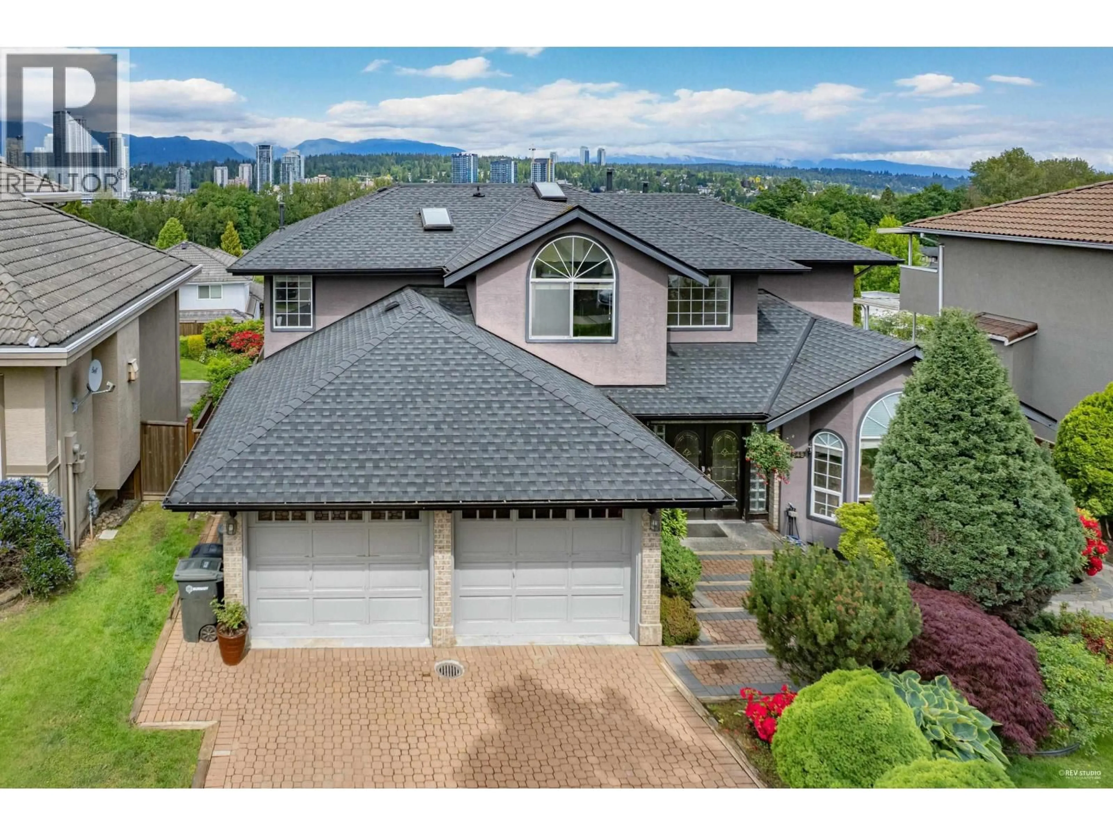 A pic from outside/outdoor area/front of a property/back of a property/a pic from drone, mountain view for 7548 SEQUOIA ROAD, Burnaby British Columbia V3N4W9