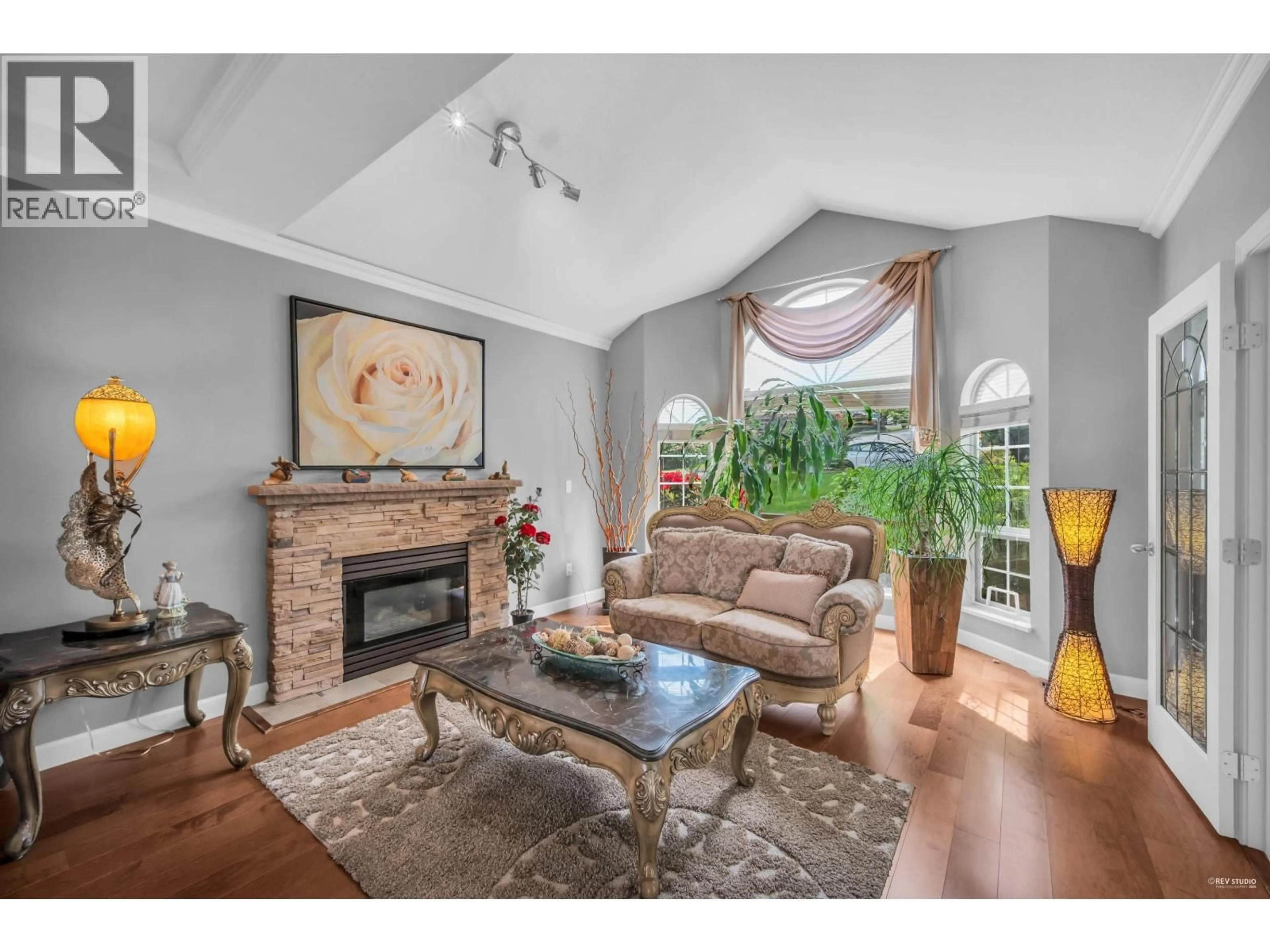 Living room with furniture, unknown for 7548 SEQUOIA ROAD, Burnaby British Columbia V3N4W9