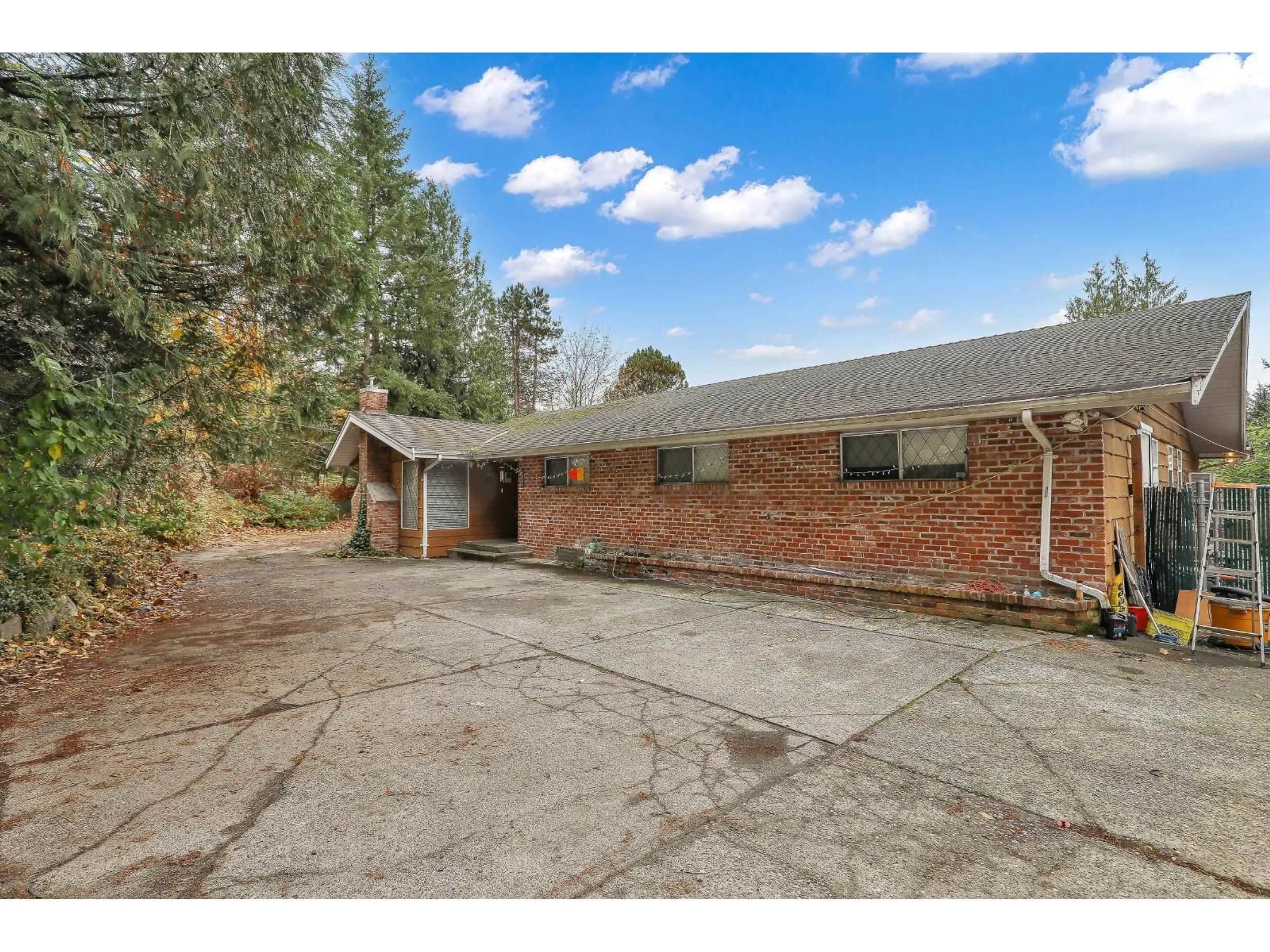 A pic from outside/outdoor area/front of a property/back of a property/a pic from drone, street for 7913 192 STREET, Surrey British Columbia V4N5S9